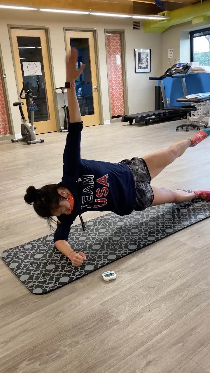 長洲未来のインスタグラム：「New round of PT exercises. I remember when I first got to PT after surgery, I couldn’t even hold a plank, let alone do them with one leg up. Also, why are balance exercises so much harder when you close your eyes?   Thank you for everyone’s continued encouragement. They are the highlight of my 2020 ⛸♥️ @girlfit」