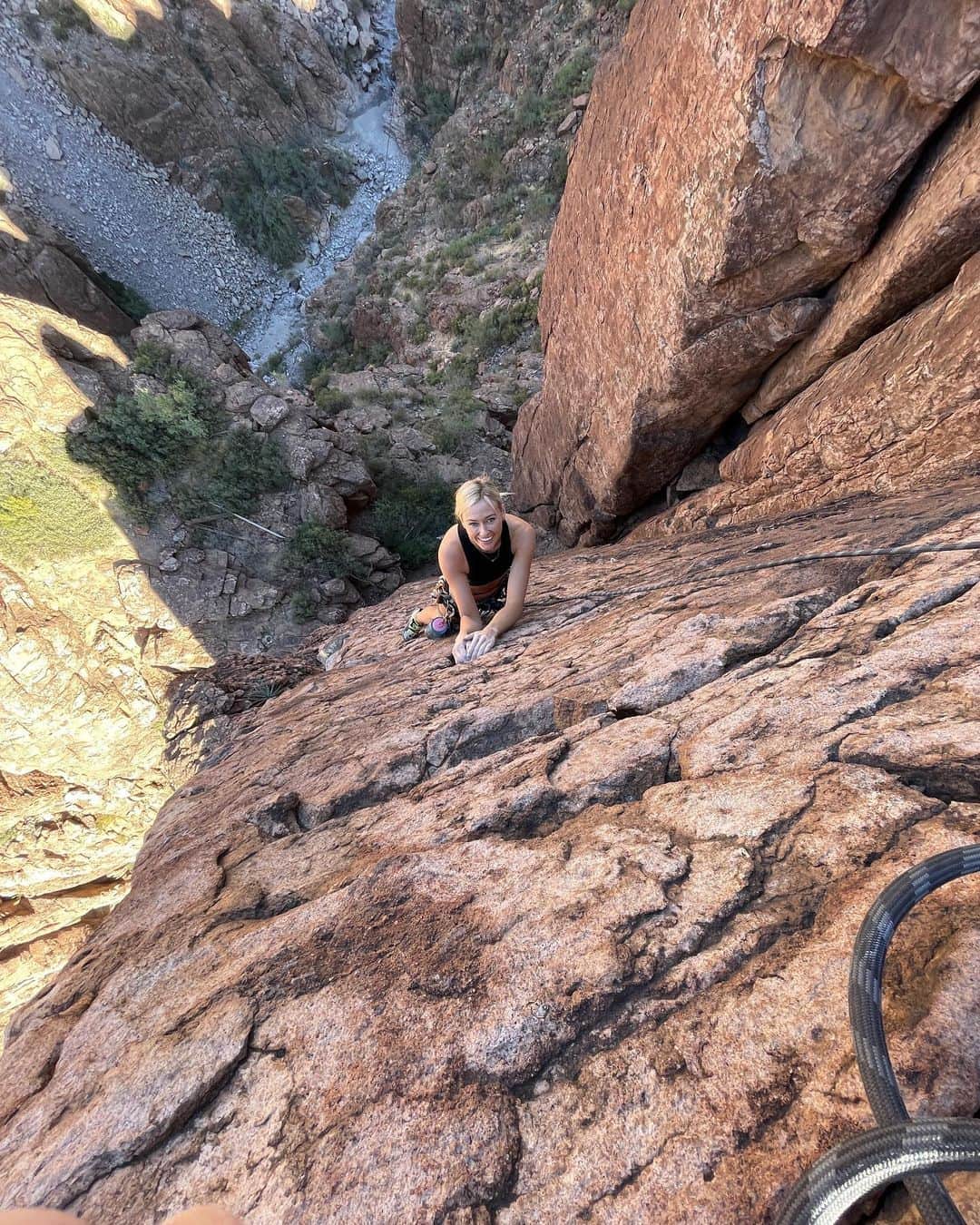 シエラ・ブレア・コイルのインスタグラム：「Nice day on the rock yesterday. Big shoutout to @smuleco for being a real trad dad and letting me TR everything. I think we climbed 6 pitches and I rappelled for the second time in my life 🙌🏼 @mammut_swiss1862」