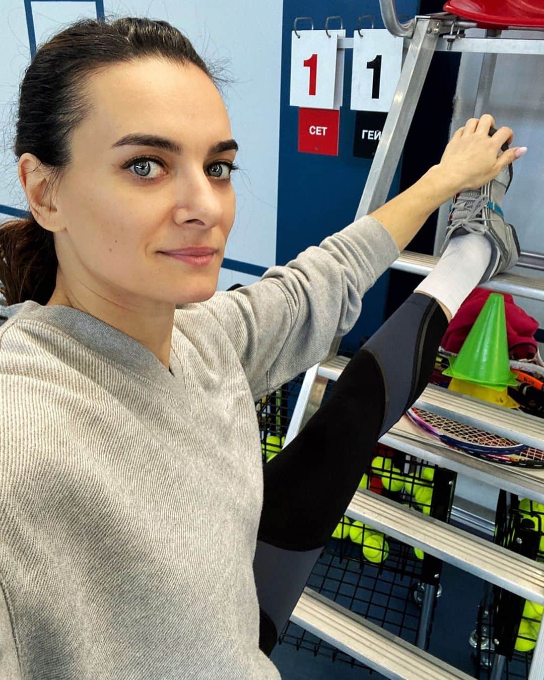 エレーナ・イシンバエワのインスタグラム：「Итак, я увлеклась большим теннисом. Изучаю технику Роджера Федерара. Теперь я понимаю, почему он лучший в своём деле... Как и любой спорт, важной составляющей тенниса является психология и тактика. Мне очень интересно, что получится из этого эксперимента... А ведь есть соревнования для любителей☝🏻 И скажу я вам, там все очень серьезно... ⠀ Дорогие мои, кто из вас играет в большой теннис? ⠀ So, I became interested in tennis. I'm learning the technique of Roger Federer. Now I understand why he is the best at what he does... Like any sport, an important part of tennis is psychology and tactics. I am very interested in what will come out of this experiment... And there are competitions for Amateurs ☝ 🏻 And I'll tell you, it's very serious... ⠀ my Dears, which one of you plays tennis? ⠀ #исинбаева#isinbaeva#tennis#теннис#game#игра#goal」