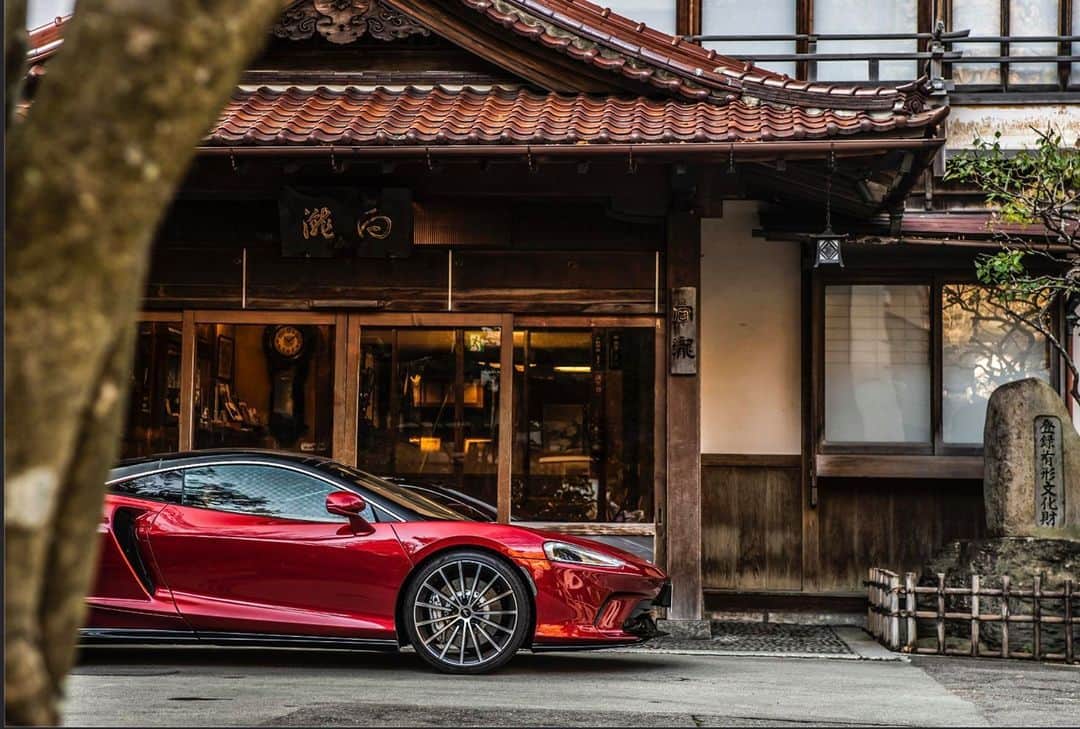 McLaren Automotiveさんのインスタグラム写真 - (McLaren AutomotiveInstagram)「Traditional Japanese architecture is celebrated throughout the world for being breathtakingly beautiful. Tradition meets modern with the McLaren GT in the mountains of Japan.」11月21日 1時58分 - mclarenauto
