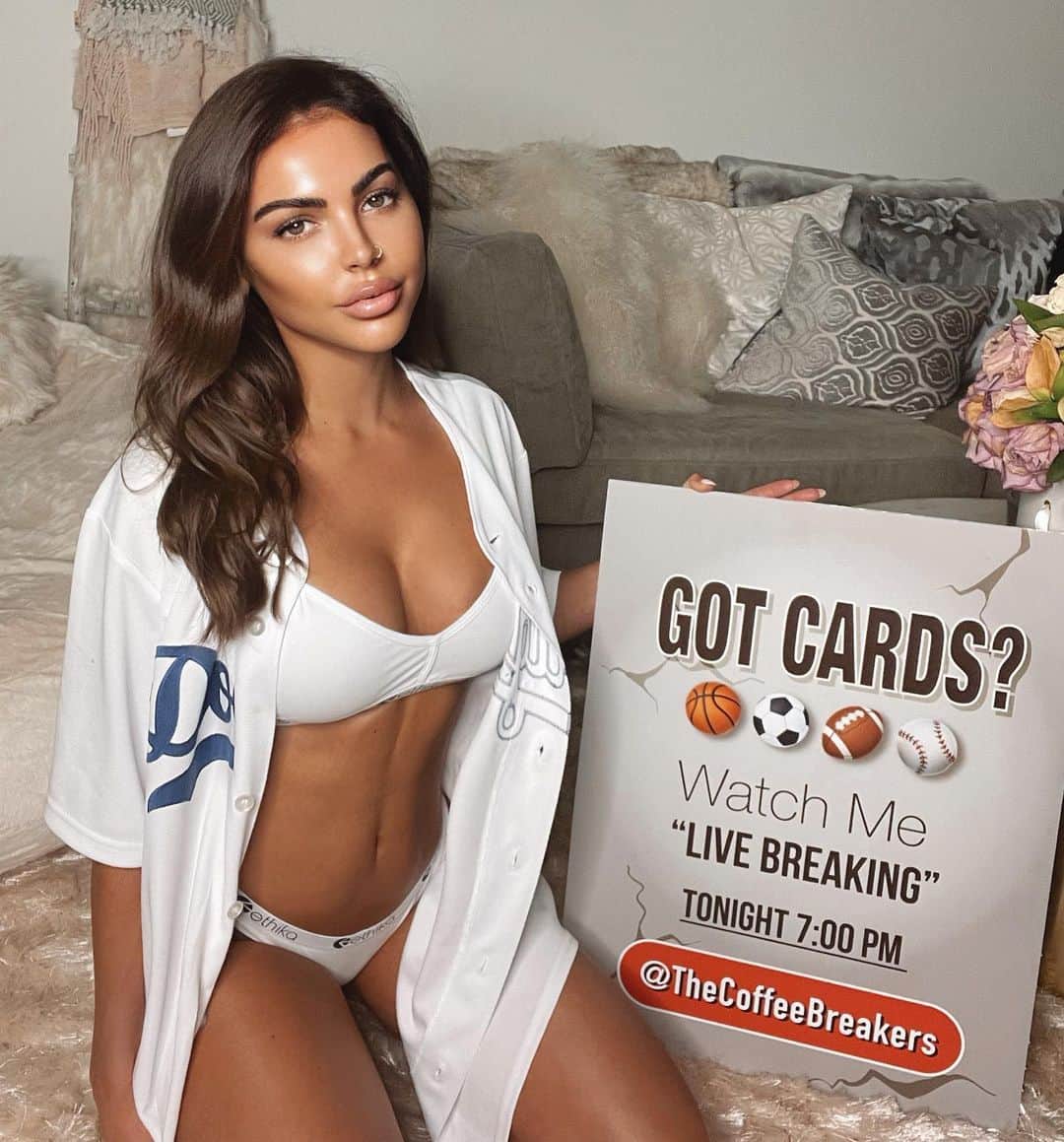 Jessica Cribbonのインスタグラム：「Watch me @thecoffeebreakers Sports Card Shop🏀⚾️I’ll be opening packs and giving away prizes at 7:00 pm⚾️🎁」