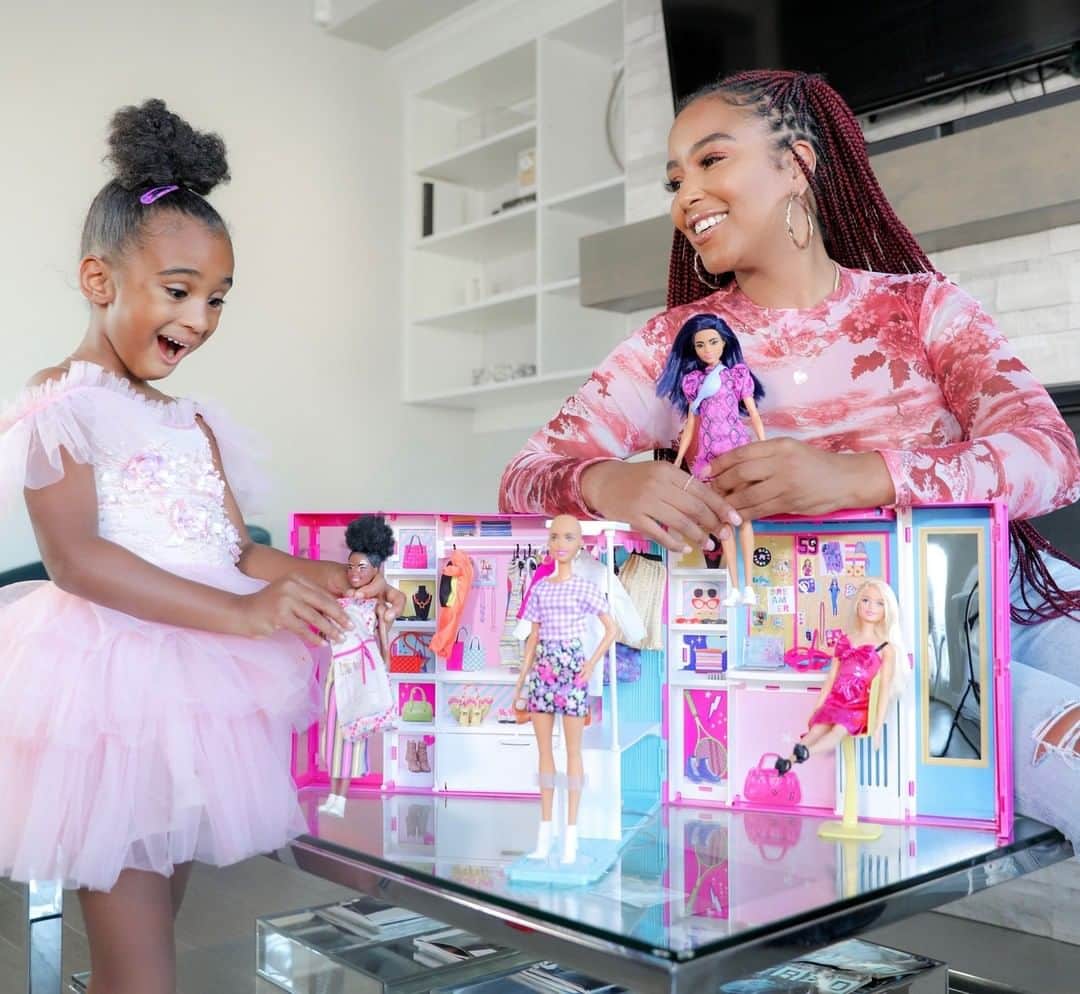 バービーのインスタグラム：「Create a world of play as diverse as the one we live in, when you #MixUpTheToybox! When kids see real-world representation in their toys, they can create more imaginative stories that encourage empathy for all.  #Repost @LaToyaForever」