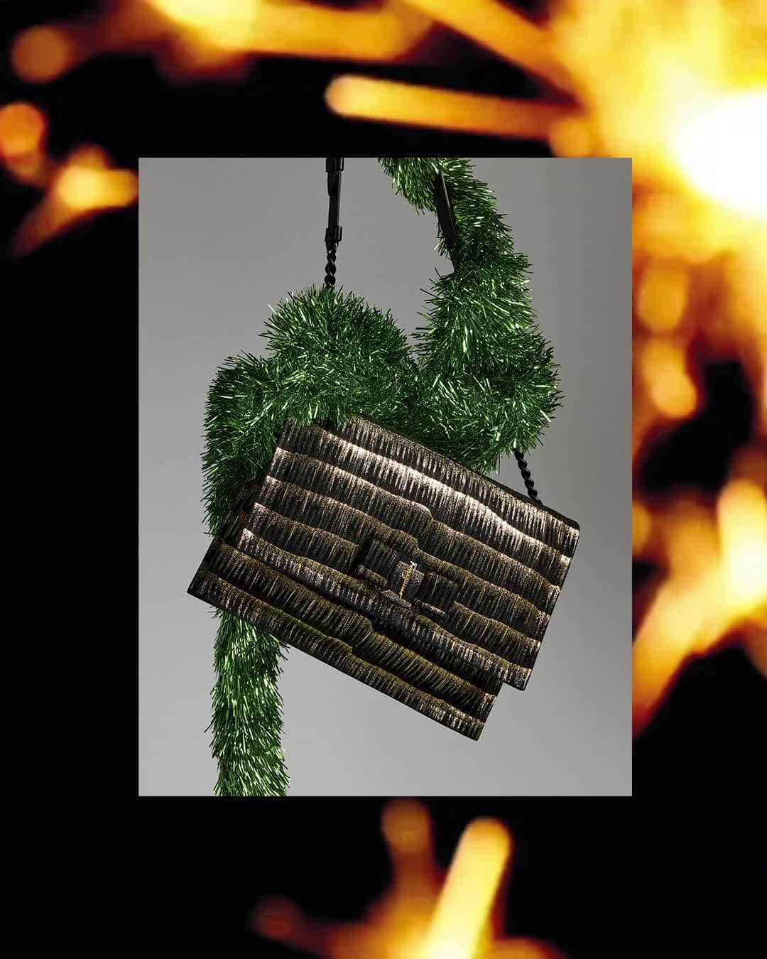 サルヴァトーレ・フェラガモのインスタグラム：「A festive update to a contemporary house icon. Discover a gold-touched Viva Bow Bag to treasure your precious dreams and memories. #UnwrappingJoy #FerragamoHoliday」