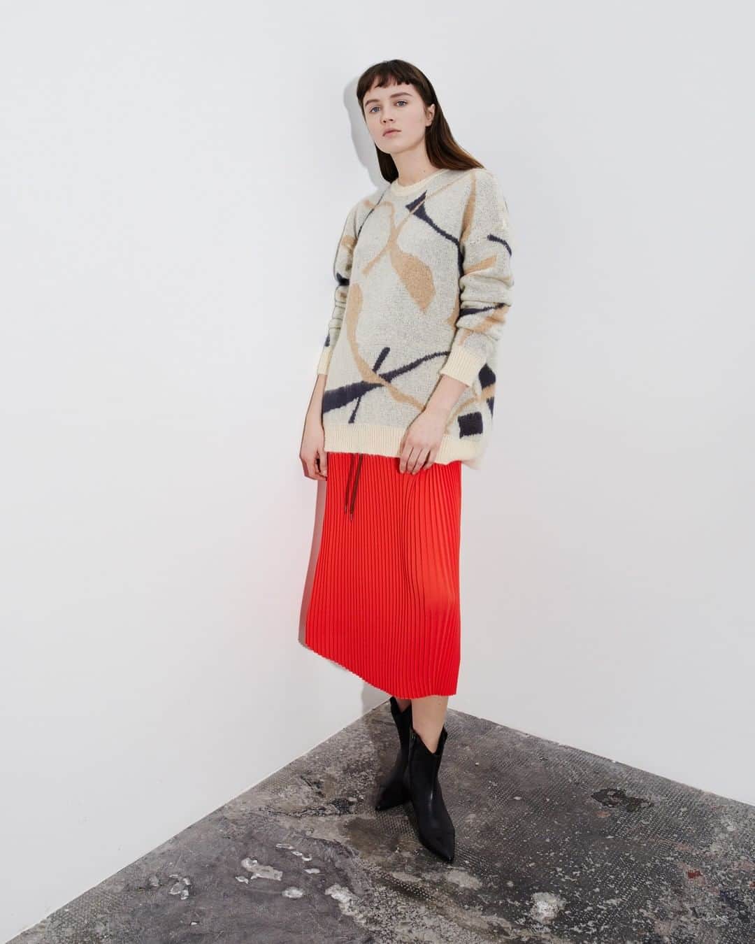 アリジさんのインスタグラム写真 - (アリジInstagram)「FANTASY RIBBONS on a jacquard sweater and a plissè pencil skirt  Shop ALYSI Winter Collection, in boutique or online  on alysi.com   #alysi #fw20 #shopthelook #knitwear」11月21日 2時00分 - alysiofficial
