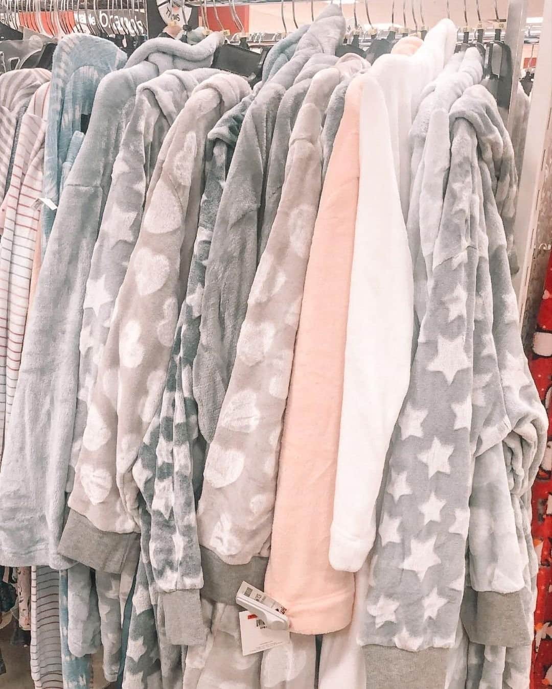T.J.マックスのインスタグラム：「Looking forward to cuddling up in these cozy robes! We love what @retailtherapymom found in-store ❤️」