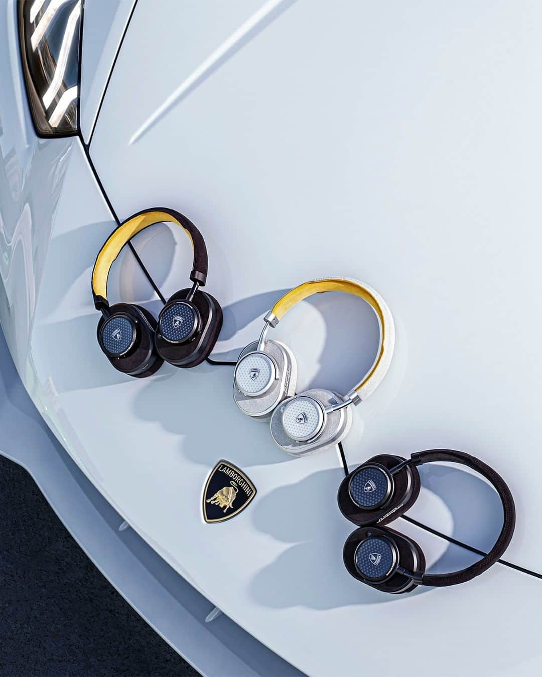ランボルギーニのインスタグラム：「A new level of sound.  Discover the new collection of headphones and earphones we created in partnership with @masterdynamic.   #Lamborghini #HuracanEVO #EveryDayAmplified #LamborghiniStyle #MasterDynamic」