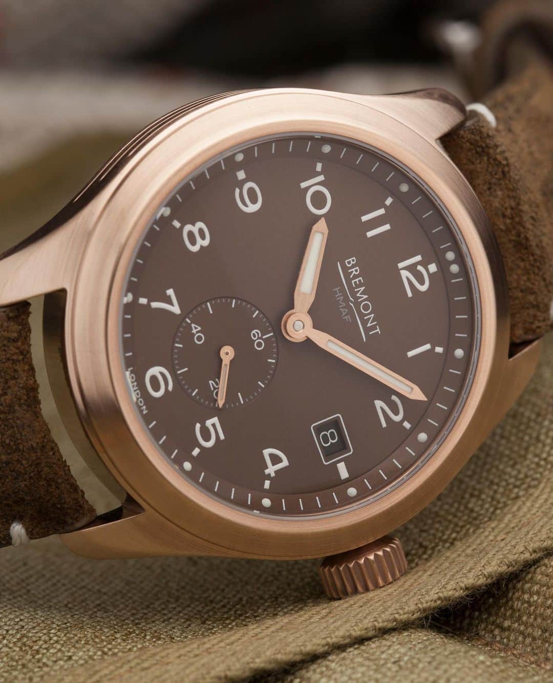 ブレモンさんのインスタグラム写真 - (ブレモンInstagram)「How does the new Broadsword Bronze differ from the original Bremont Broadsword?⁠⠀ ⁠⠀ The original Broadsword, released in 2019, was conceived as a contemporary take on the three handed ‘Dirty Dozen’ watch design, a series of timepieces commissioned for the @britisharmy during WW2. The inspiration behind the watch remains the same and both Broadsword models house the chronometer rated BE-95-2AV movement, as⁠⠀ well as featuring a sub-seconds hand at 6H, together with luminous paint on the hands and dial.⁠⠀ ⁠⠀ The main difference is that the new Broadsword Bronze is made from CuSn8 bronze, a material that uniquely ages with wear, and the case material is complemented by one of three new dial colours: Sotek, Slate and Tobacco.⁠⠀ ⁠⠀ Tap to get a closer look at all three models.⁠⠀ ⁠⠀⁠⠀ #bremont #bremontwatches #armedforces #hermajestysarmedforces #britisharmy #army #royalairforce #raf #royalnavy #navy #military #militarywatch #ww2 #pilot #pilotwatch #bronze #bronzewatch #bronzewatches」11月21日 2時01分 - bremontwatches