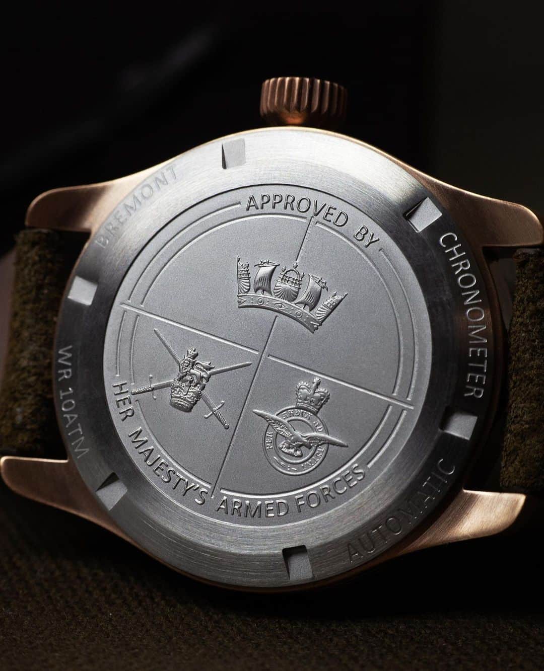 ブレモンさんのインスタグラム写真 - (ブレモンInstagram)「How does the new Broadsword Bronze differ from the original Bremont Broadsword?⁠⠀ ⁠⠀ The original Broadsword, released in 2019, was conceived as a contemporary take on the three handed ‘Dirty Dozen’ watch design, a series of timepieces commissioned for the @britisharmy during WW2. The inspiration behind the watch remains the same and both Broadsword models house the chronometer rated BE-95-2AV movement, as⁠⠀ well as featuring a sub-seconds hand at 6H, together with luminous paint on the hands and dial.⁠⠀ ⁠⠀ The main difference is that the new Broadsword Bronze is made from CuSn8 bronze, a material that uniquely ages with wear, and the case material is complemented by one of three new dial colours: Sotek, Slate and Tobacco.⁠⠀ ⁠⠀ Tap to get a closer look at all three models.⁠⠀ ⁠⠀⁠⠀ #bremont #bremontwatches #armedforces #hermajestysarmedforces #britisharmy #army #royalairforce #raf #royalnavy #navy #military #militarywatch #ww2 #pilot #pilotwatch #bronze #bronzewatch #bronzewatches」11月21日 2時01分 - bremontwatches