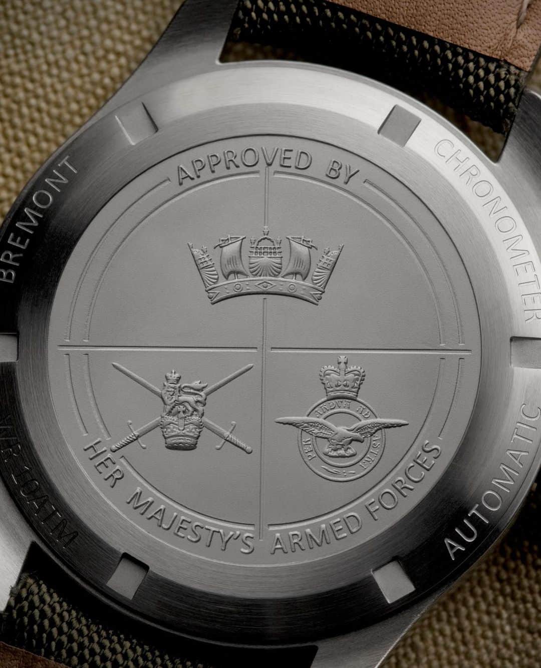 ブレモンさんのインスタグラム写真 - (ブレモンInstagram)「How does the new Broadsword Bronze differ from the original Bremont Broadsword?⁠⠀ ⁠⠀ The original Broadsword, released in 2019, was conceived as a contemporary take on the three handed ‘Dirty Dozen’ watch design, a series of timepieces commissioned for the @britisharmy during WW2. The inspiration behind the watch remains the same and both Broadsword models house the chronometer rated BE-95-2AV movement, as⁠⠀ well as featuring a sub-seconds hand at 6H, together with luminous paint on the hands and dial.⁠⠀ ⁠⠀ The main difference is that the new Broadsword Bronze is made from CuSn8 bronze, a material that uniquely ages with wear, and the case material is complemented by one of three new dial colours: Sotek, Slate and Tobacco.⁠⠀ ⁠⠀ Tap to get a closer look at all three models.⁠⠀ ⁠⠀⁠⠀ #bremont #bremontwatches #armedforces #hermajestysarmedforces #britisharmy #army #royalairforce #raf #royalnavy #navy #military #militarywatch #ww2 #pilot #pilotwatch #bronze #bronzewatch #bronzewatches」11月21日 2時01分 - bremontwatches