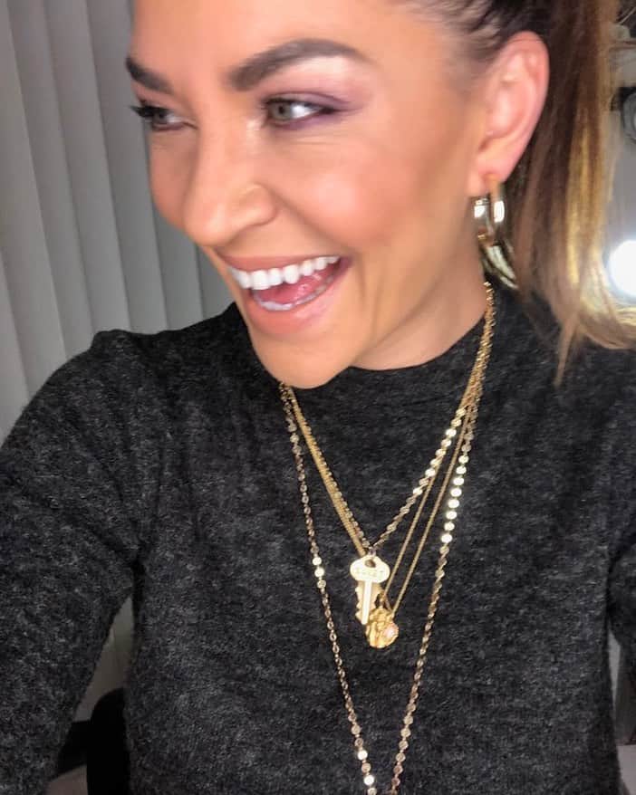 ジェシカ・ゾアのインスタグラム：「Someone once told me your smile is the most important accessory and I believe that. A smile can change your day and someone else’s :) I’ll admit it... I am a teeth fanatic! Brushing, mouthwash, floss... I’m all over my teeth! Thanks @burstoralcare for helping keep my smile sparkling. ✨」