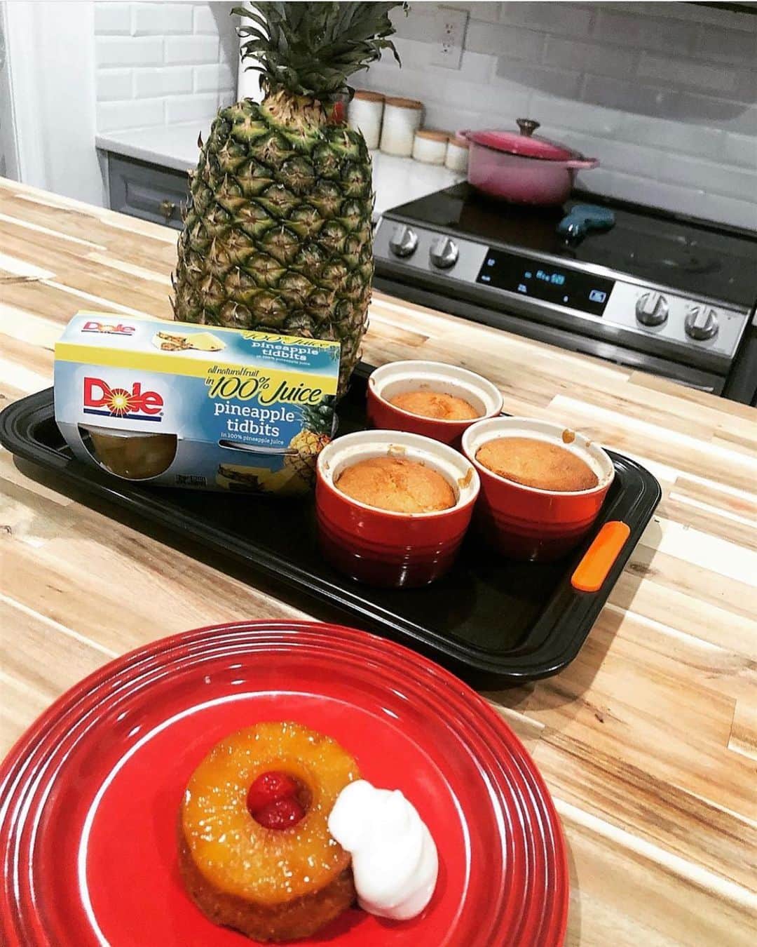 Dole Packaged Foods（ドール）のインスタグラム：「As part of our Sunshine For All program, @chefmilliepeartree is helping us creatively tackle the challenge of getting nutritious food into underserved areas. Her mini pineapple upside-down cakes are perfectly portioned to sweeten up your weekend!」