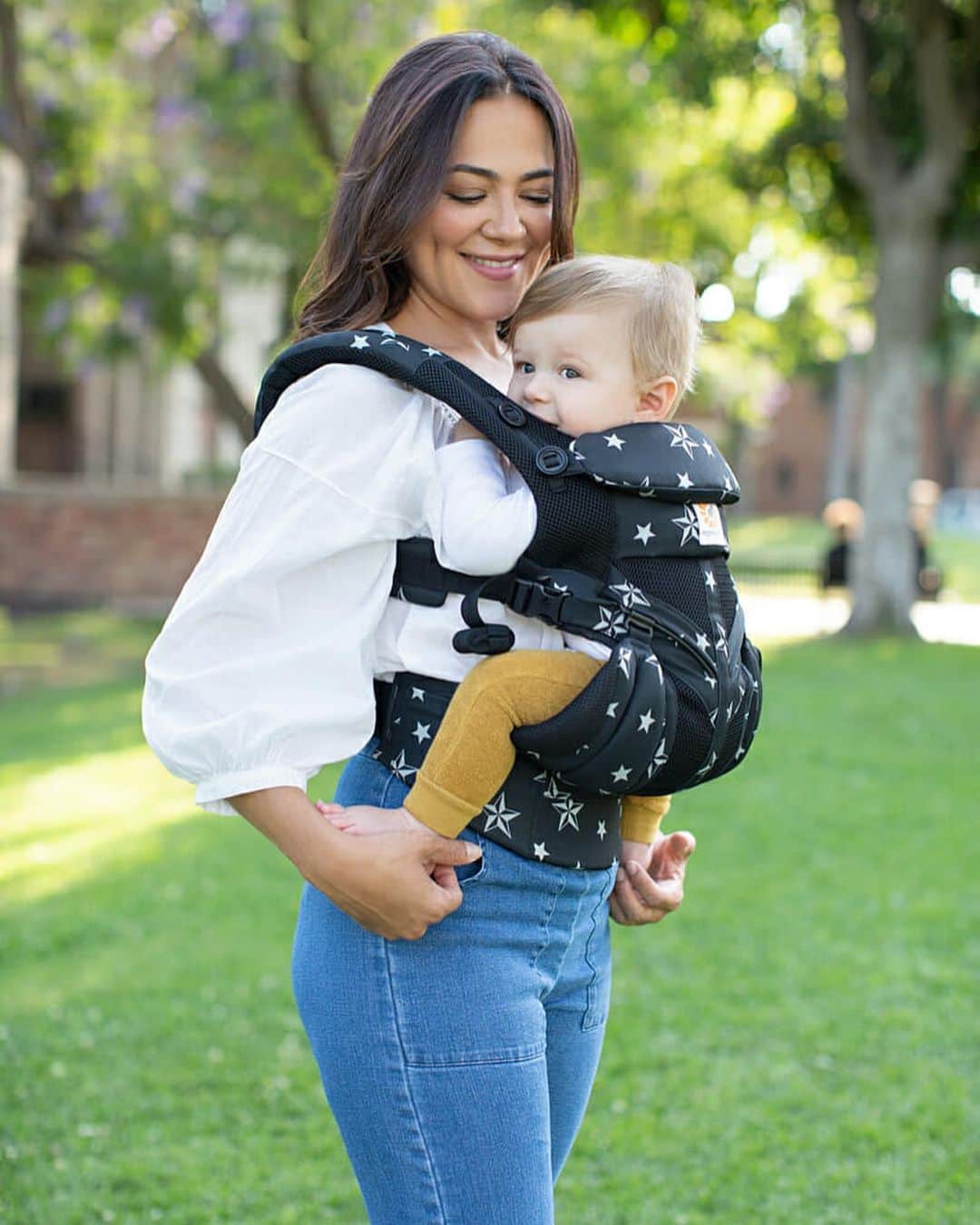 カミーユ・グアティのインスタグラム：「A little glimpse into our daily routine with #everyday #journal @ergobaby 📷 @mollydonnaware  ——— #babycarrier #workingmom #momlife  ——— Link in bio: https://ergobaby.com/blog/2020/11/everyday-journal-camille-guaty/」