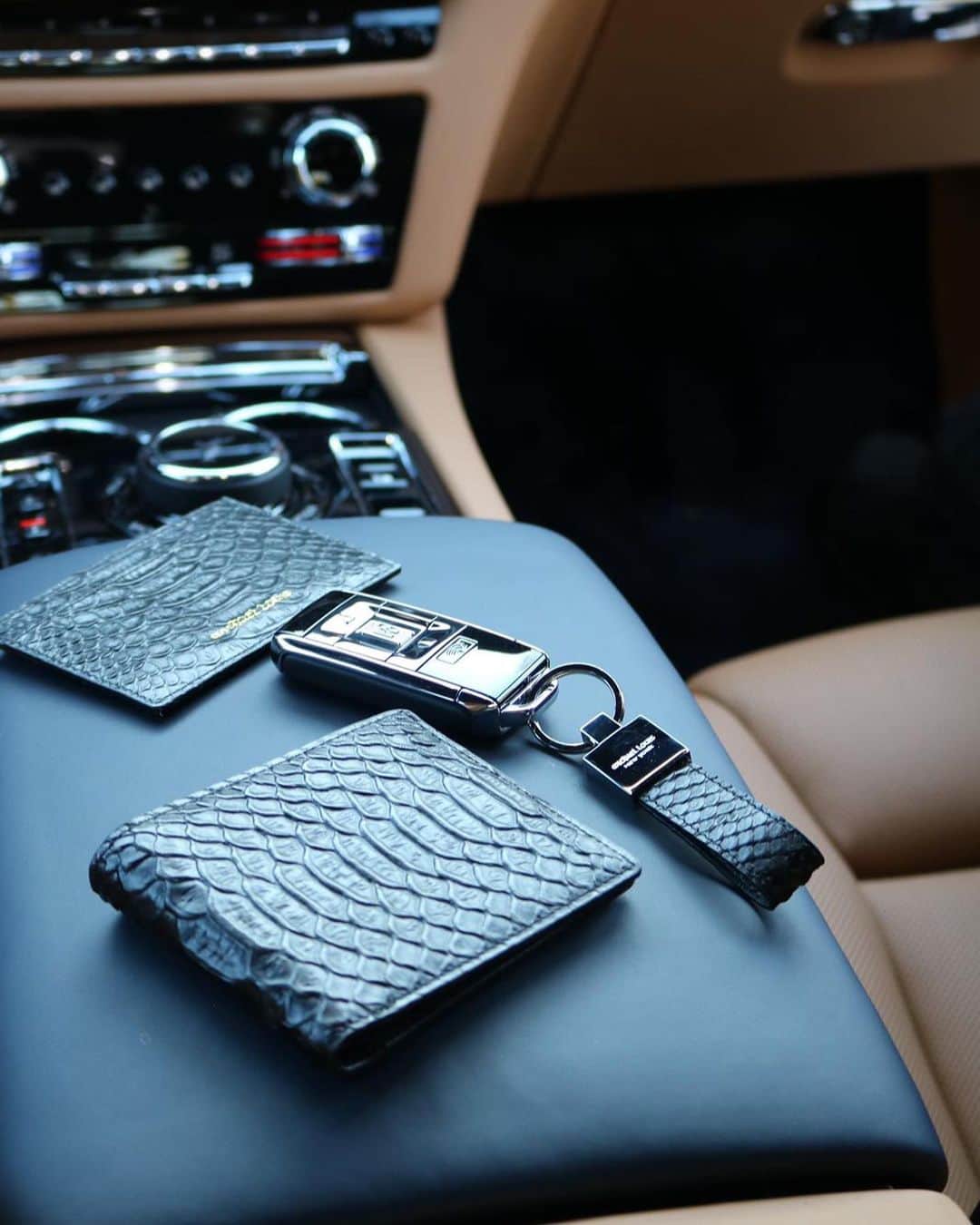 CarsWithoutLimitsさんのインスタグラム写真 - (CarsWithoutLimitsInstagram)「All Black @michaellouisny Python Set 🐍 traveling in style.   Enjoy Black Friday early access, 20% off with code HOLIDAY20 - available now for a limited time at MichaelLouis.com」11月21日 2時05分 - carswithoutlimits