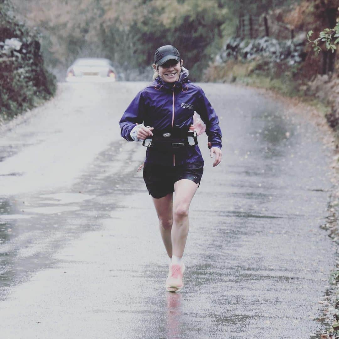 ナタリー・インブルーリアさんのインスタグラム写真 - (ナタリー・インブルーリアInstagram)「This fellow #pocketrocket  Rachel Masser @energitraining who trains me, recently completed 10 MARATHONS IN 10 DAYS to raise money for @brathaytrust who support children and young people to fulfill their potential, improve their well being and make positive changes that benefit them and those around them. I’m blown away by her achievement and have made a donation. I encourage you to do the same if you can!! PS. She trained me a few days after completing this and was full of energy...unbelievable! 💪🏽🏃🏼‍♀️🏃🏼‍♀️🏃🏼‍♀️ I’ll put the link in my bio as well   https://www.justgiving.com/fundraising/rachelmasser10in10」11月21日 2時08分 - natalie_imbruglia