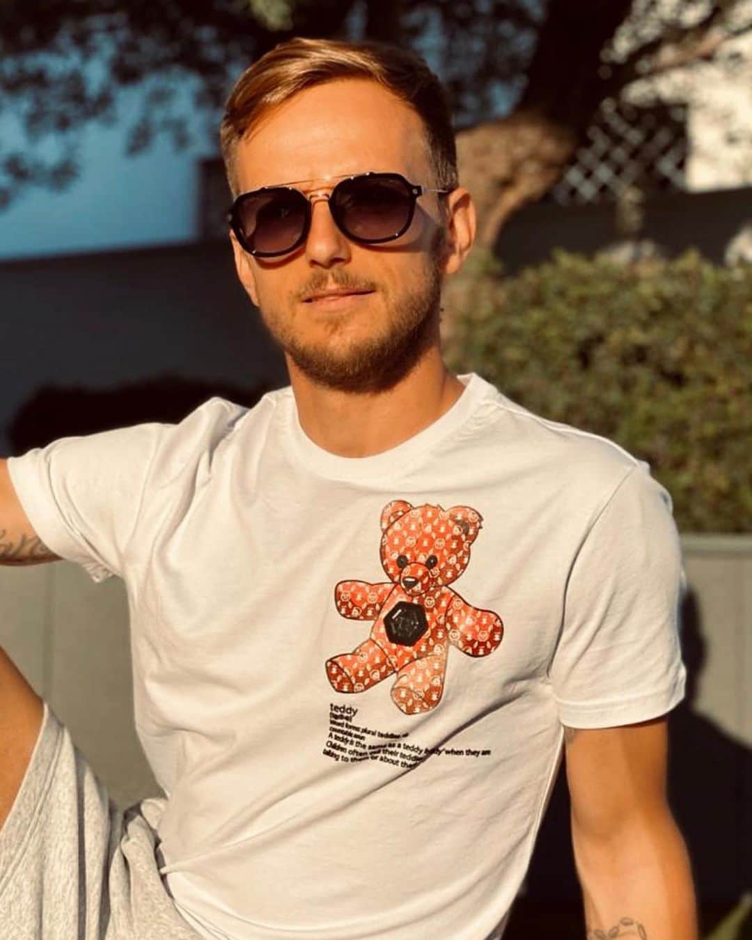 イヴァン・ラキティッチのインスタグラム：「Enjoying the sun in #Sevilla before tomorrow’s game! 😎👌🏻☀️ @philippplein @philipppleinofficial #philippplein 🐻 #ivanrakitic」