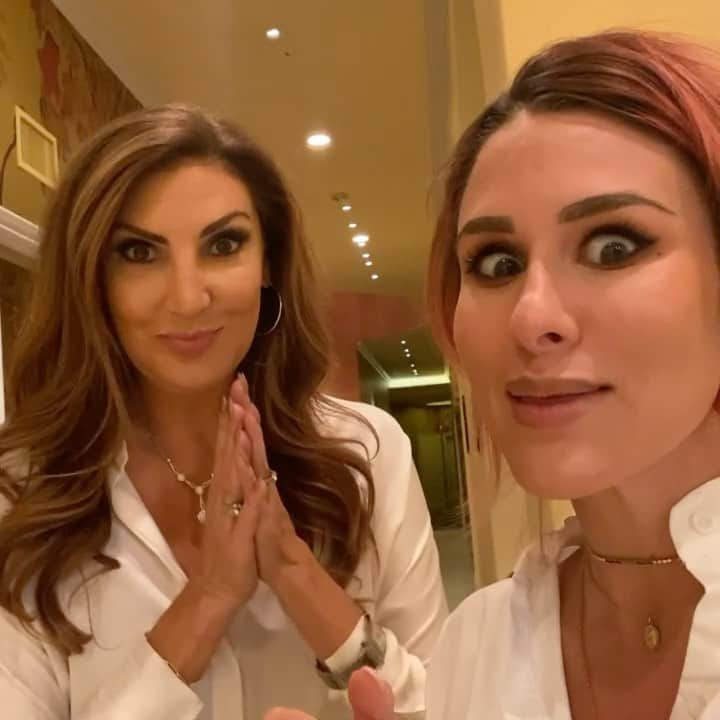 ヘザー・マクドナルドのインスタグラム：「This #nofilter #nophotoshop shit has gotten me no where so @brittanyfurlan is helping a sister out. What do you guys suggest I do? This is also the night we adopted @nikkisixxpixx & @how2girl cat that I talk about on my Patreon today. I’ll post that video and pics later today. #photoshop #photoshoptutorial #goodlighting」