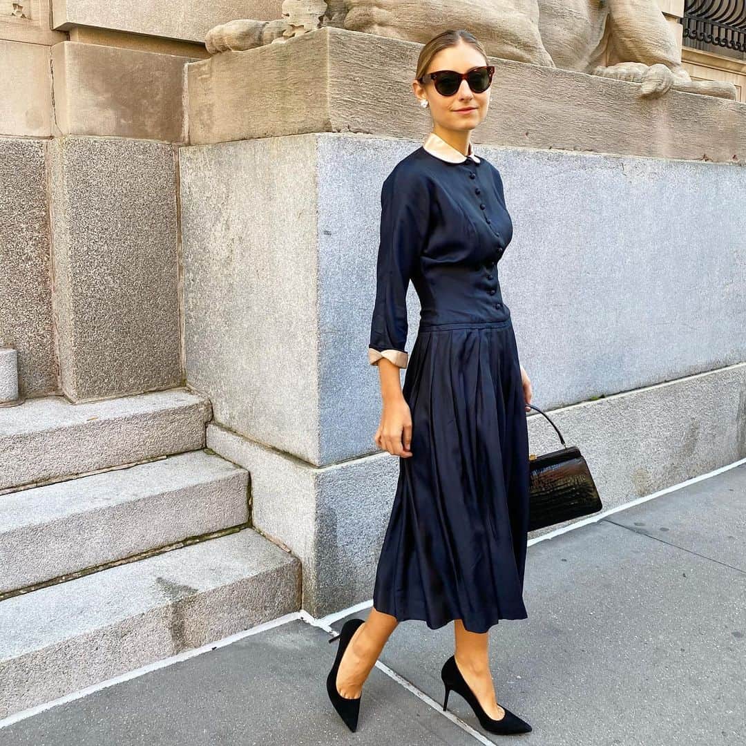 スコット・シューマンのインスタグラム：「@jennymwalton is so good at making vintage look modern! So often buying can be a slippery slope into look costume-y but adding the right accessories can make such a big difference!」