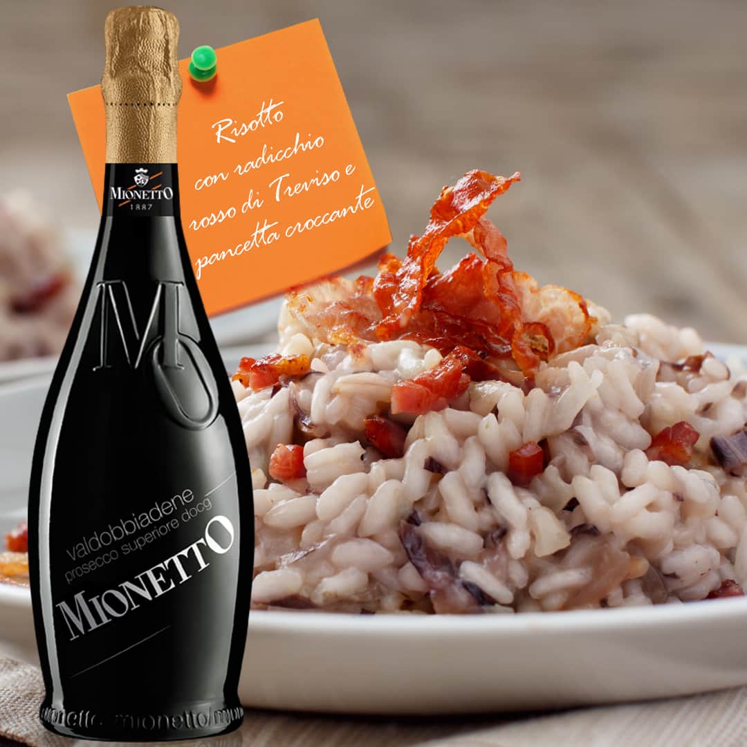 Mionetto Proseccoのインスタグラム：「Un abbinamento che accoglie alcune delle eccellenze del Veneto!⁣ INGREDIENTI (per 2 persone)⁣ Riso Vialone Nano 180 g⁣ Radicchio di Treviso 200 g⁣ Pancetta affumicata 75 g⁣ Brodo vegetale mezzo litro⁣ Vino rosso 50 g⁣ Olio extravergine d'oliva 15 g⁣ Scalogno 25 g⁣ Sale fino q.b.⁣ Pepe nero q.b.⁣ Burro q.b.⁣ Grana padano q.b.⁣ Timo 3 rametti⁣ PREPARAZIONE⁣ Preparate il brodo vegetale da tenere in caldo.⁣ Pulite e lavate accuratamente il radicchio, quindi tagliatelo a striscioline. Mondate e tritate lo scalogno, trasferitelo in una casseruola con una noce di burro, aggiungete il radicchio e, dopo 1 minuto, la pancetta ridotta a dadini. Lasciate rosolare il tutto per 3-4 minuti. Unite il riso, fatelo tostare per qualche minuto, quindi irrorate con il vino e, una volta evaporato, continuate la cottura del risotto unendo 1 mestolo di brodo alla volta, fino a fine cottura, mescolando di tanto in tanto, per evitare che il risotto si attacchi. Spegnete il fuoco, regolate di sale, profumate con una macinata di pepe e mantecate con il burro rimasto e il grana grattugiato, amalgamate bene il tutto e servite immediatamente! #mionettoprosecco #mionettoinsieme⁣ Bevi Mionetto responsabilmente」
