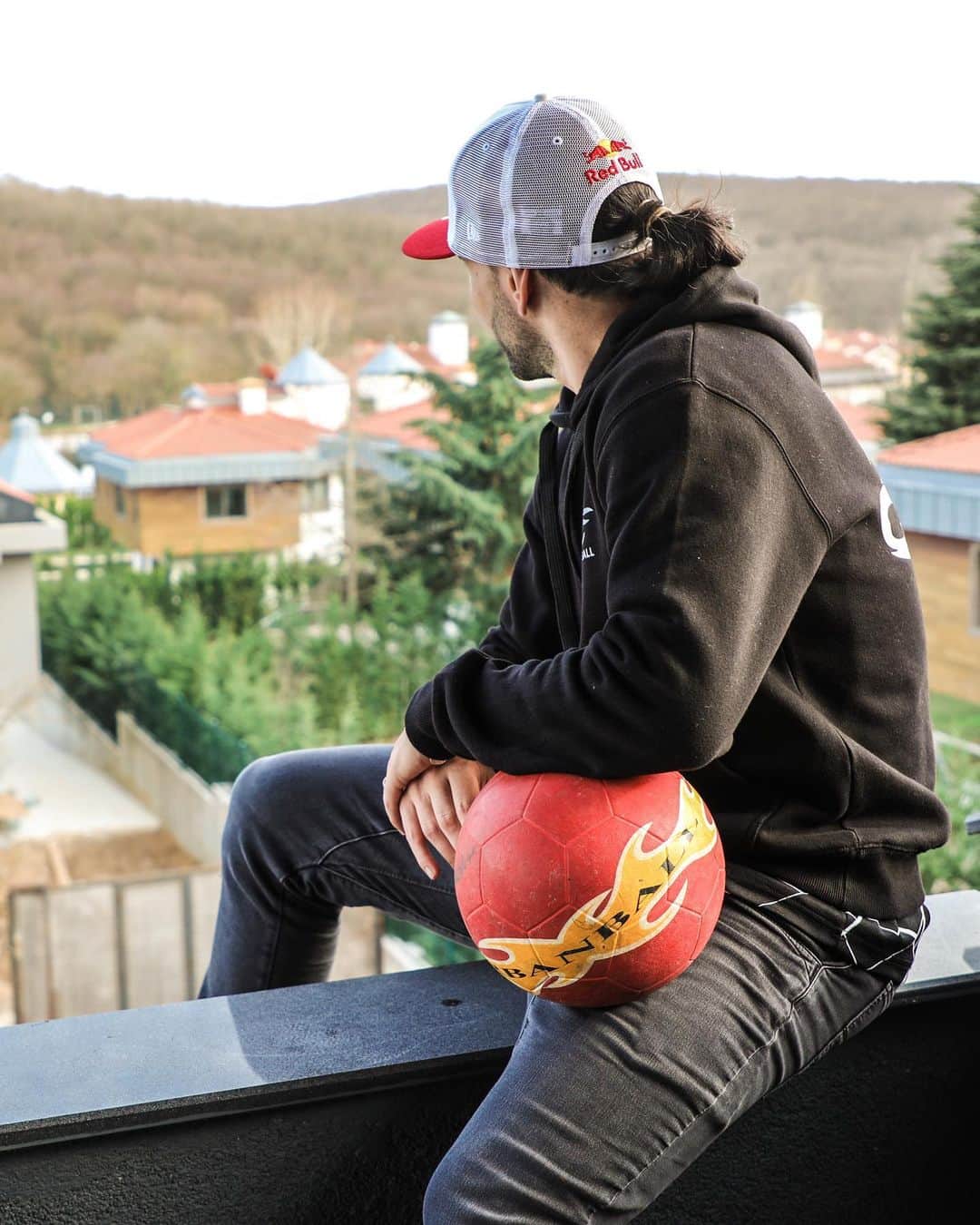 ショーン・ガルニエのインスタグラム：「Thinking about my recovery 🦵💉⚽️  📸 @hakim.am   #urbanball #recovery #streetsoccer #skills #accident #freestyle #groundmoves #panna #nutmegs」
