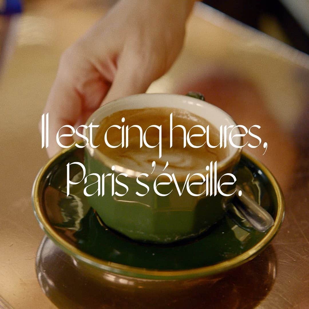 Longchampのインスタグラム：「A #TresParis day always happens at the café. Link in bio to watch the full short film!  Débuter sa journée dans un café parisien #TresParis  Le court métrage complet en lien dans notre bio !  #LongchampTresParis  #LongchampSS21  #Longchamp」