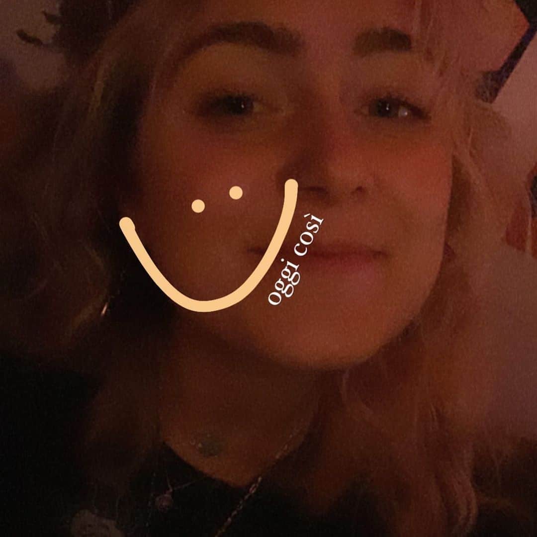Sofia Viscardiのインスタグラム：「all’improvviso a volte il 🌞」