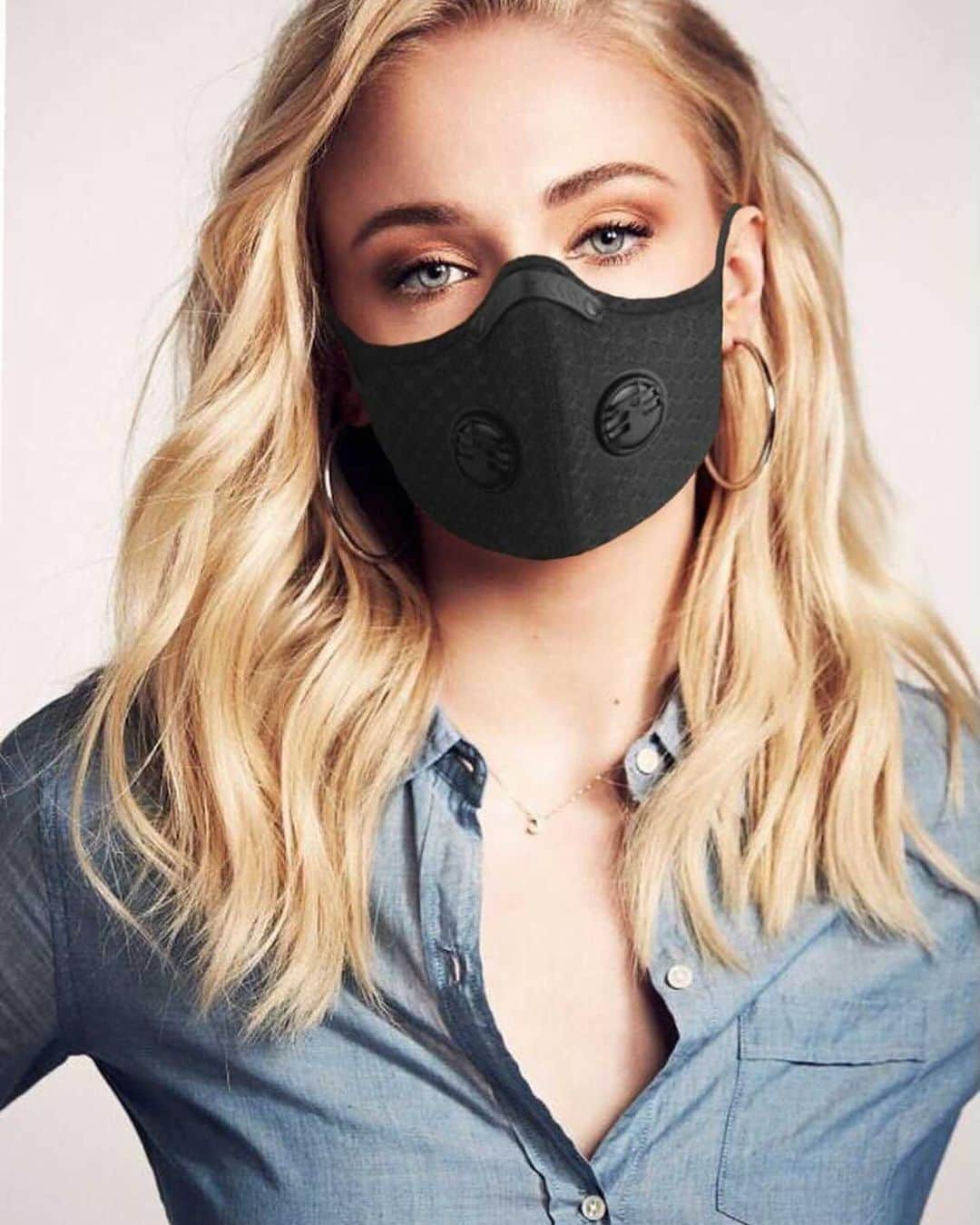 ソフィー・ターナーのインスタグラム：「World’s most comfortable and effective mask 50% OFF @sophieturner👈link in bio🤩 • If you want to protect yourself from viruses, and help the @WHO with their lifesaving work against COVID-19. Get your mask now and receive 50% off through the link in my bio. @sophieturner👈 • These masks are in high demand and there are only 100 masks available at 50% off, make sure you get yours now before you miss the sale⏳ • Stay healthy with the Pro R95 carbon filtered masks🦠🛡 • Shop link in my bio: @sophieturner⬅️」