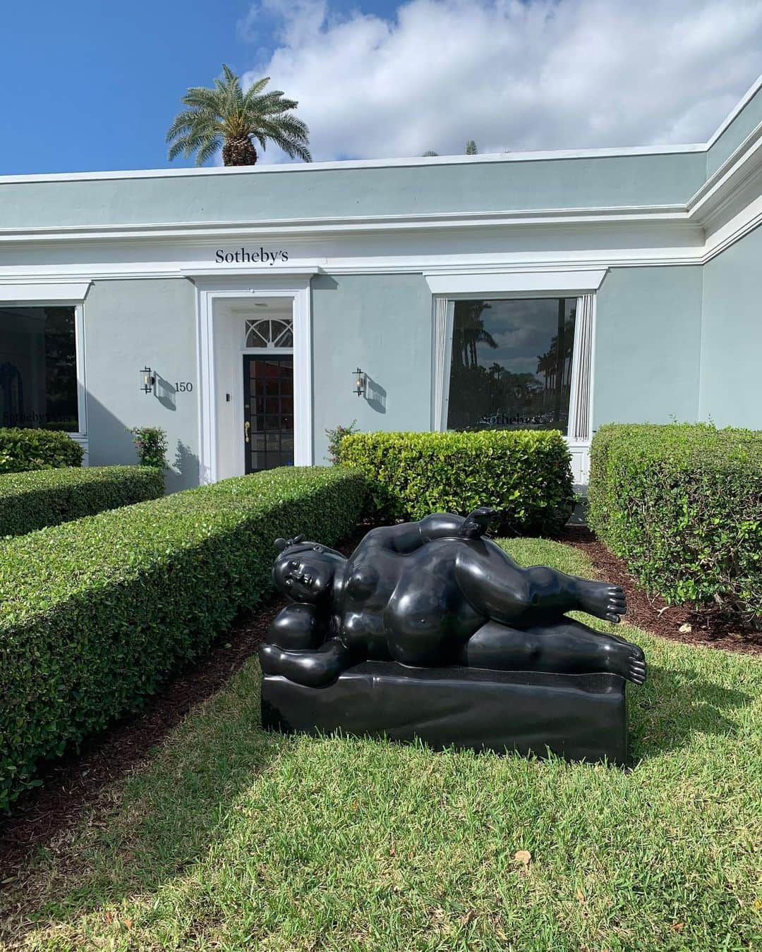 サザビーズさんのインスタグラム写真 - (サザビーズInstagram)「Grab your sunnies and head to our new gallery @theroyalpoincianaplaza in Palm Beach 🌴☀️🕶   Explore and shop wonders of contemporary art by George Condo, Yayoi Kusama, Ed Rusha and more, coveted timepieces by Rolex and Patek Philippe, and colorful one-of-a-kind handmade jewels by @davidmichaeljewels   We’re open Monday-Saturday 10am-6pm  Sunday 11am-5pm, no appointment necessary. Click the link in bio to find out more info! #SothebysPalmBeach #jewelry #watches #contemporaryart」11月21日 2時44分 - sothebys