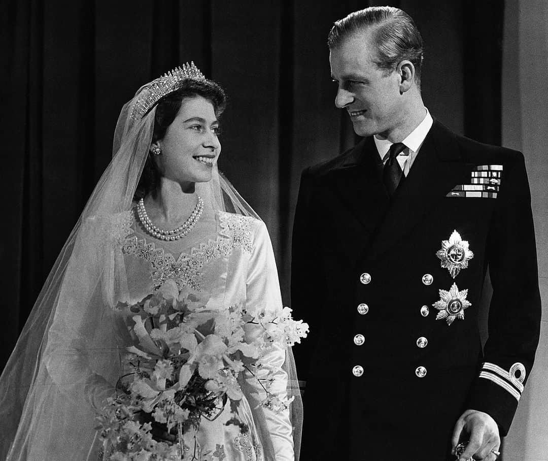 People Magazineさんのインスタグラム写真 - (People MagazineInstagram)「Happy 73rd anniversary, Queen Elizabeth and Prince Philip! ❤️ The royal couple, who wed on November 20, 1947, are together at Windsor Castle for their wedding anniversary, where they have been staying amid England's second national lockdown due to the coronavirus pandemic. Tap the bio link to see how the royals are honoring the occasion. 👑 📷: Chris Jackson/WPA Pool/Shutterstock, Hulton-Deutsch Collection/CORBIS/Corbis via Getty」11月21日 2時46分 - people