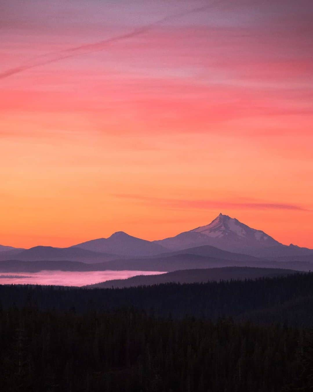 Canon Photographyさんのインスタグラム写真 - (Canon PhotographyInstagram)「Sunrise from a fairytale! A painted sky.  Photography @david.priymak Curated by @ianharper   #oregon #sunrise」11月21日 2時46分 - cpcollectives