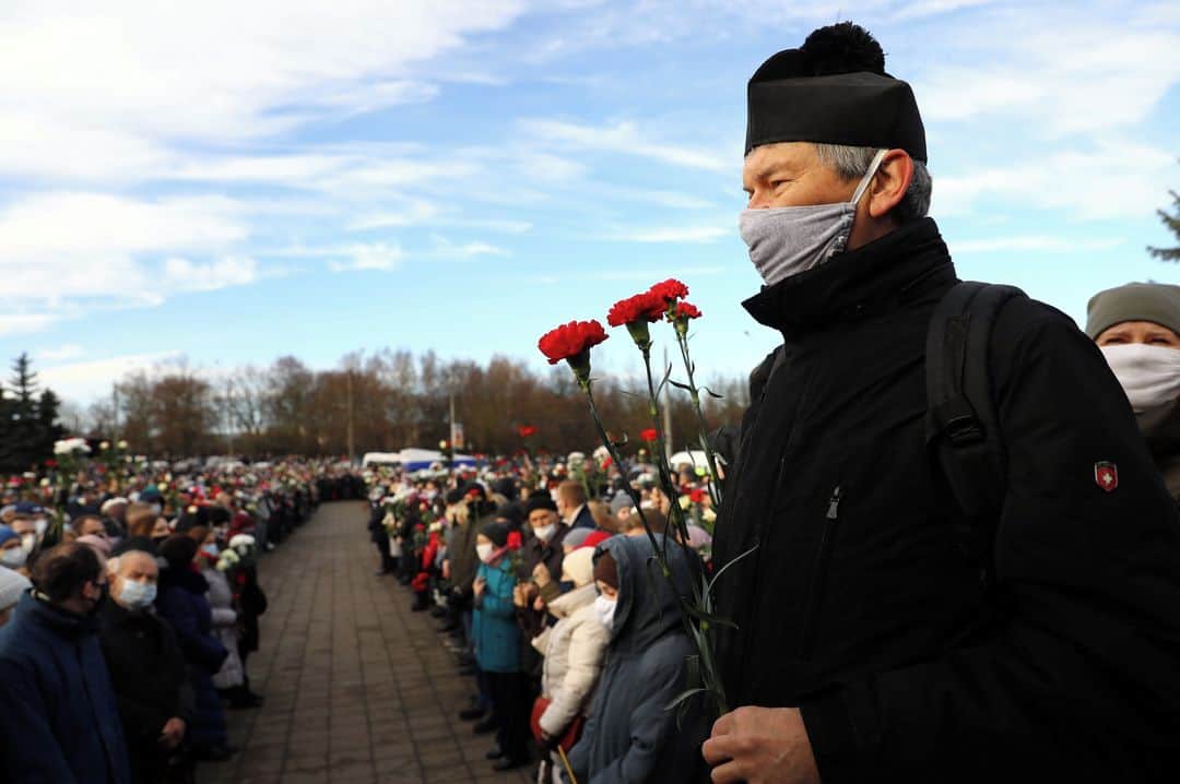 ルモンドさんのインスタグラム写真 - (ルモンドInstagram)「Environ 5 000 personnes ont participé ce vendredi à Minsk, en Biélorussie, aux funérailles d'un militant d'opposition de 31 ans, mort à l'hôpital la semaine dernière au lendemain de son arrestation par la police.⁣ Proches et anonymes se sont retrouvés près d'une église de la banlieue de la capitale, beaucoup ayant apporté des fleurs rouges et blanches, les couleurs de l'opposition, qu'ils ont ensuite déposées au cimetière où a été enterré Roman Bondarenko. Cet ancien soldat de 31 ans a été arrêté mercredi après une altercation entre des habitants et des hommes masqués qui retiraient des rubans rouges et blancs accrochés dans une cour d'immeuble. Souffrant de lésions cérébrales, il est mort le lendemain dans un hôpital, sur fond de lourds soupçons de passage à tabac.⁣ "Ramener Roman n'est pas en notre pouvoir, mais nous pouvons faire en sorte que de tels crimes ne se répètent jamais", a écrit la figure de proue de l'opposition Svetlana Tikhanovskaïa, en exil en Lituanie, sur sa chaîne Telegram.⁣ L'opposition biélorusse réclame depuis plus de trois mois la démission du président Alexandre Loukachenko, réélu pour un sixième mandat en août malgré des accusations de fraude massive.⁣ -⁣ Les funérailles de Roman Bondarenko à Minsk le 20 novembre. Photos : BelaPAN via Reuters (@reuters)⁣ -⁣ #Bielorussie #RomanBondarenko」11月21日 2時47分 - lemondefr