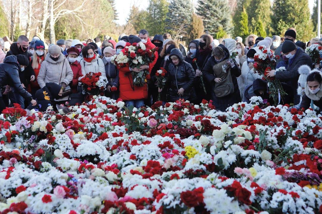 ルモンドさんのインスタグラム写真 - (ルモンドInstagram)「Environ 5 000 personnes ont participé ce vendredi à Minsk, en Biélorussie, aux funérailles d'un militant d'opposition de 31 ans, mort à l'hôpital la semaine dernière au lendemain de son arrestation par la police.⁣ Proches et anonymes se sont retrouvés près d'une église de la banlieue de la capitale, beaucoup ayant apporté des fleurs rouges et blanches, les couleurs de l'opposition, qu'ils ont ensuite déposées au cimetière où a été enterré Roman Bondarenko. Cet ancien soldat de 31 ans a été arrêté mercredi après une altercation entre des habitants et des hommes masqués qui retiraient des rubans rouges et blancs accrochés dans une cour d'immeuble. Souffrant de lésions cérébrales, il est mort le lendemain dans un hôpital, sur fond de lourds soupçons de passage à tabac.⁣ "Ramener Roman n'est pas en notre pouvoir, mais nous pouvons faire en sorte que de tels crimes ne se répètent jamais", a écrit la figure de proue de l'opposition Svetlana Tikhanovskaïa, en exil en Lituanie, sur sa chaîne Telegram.⁣ L'opposition biélorusse réclame depuis plus de trois mois la démission du président Alexandre Loukachenko, réélu pour un sixième mandat en août malgré des accusations de fraude massive.⁣ -⁣ Les funérailles de Roman Bondarenko à Minsk le 20 novembre. Photos : BelaPAN via Reuters (@reuters)⁣ -⁣ #Bielorussie #RomanBondarenko」11月21日 2時47分 - lemondefr