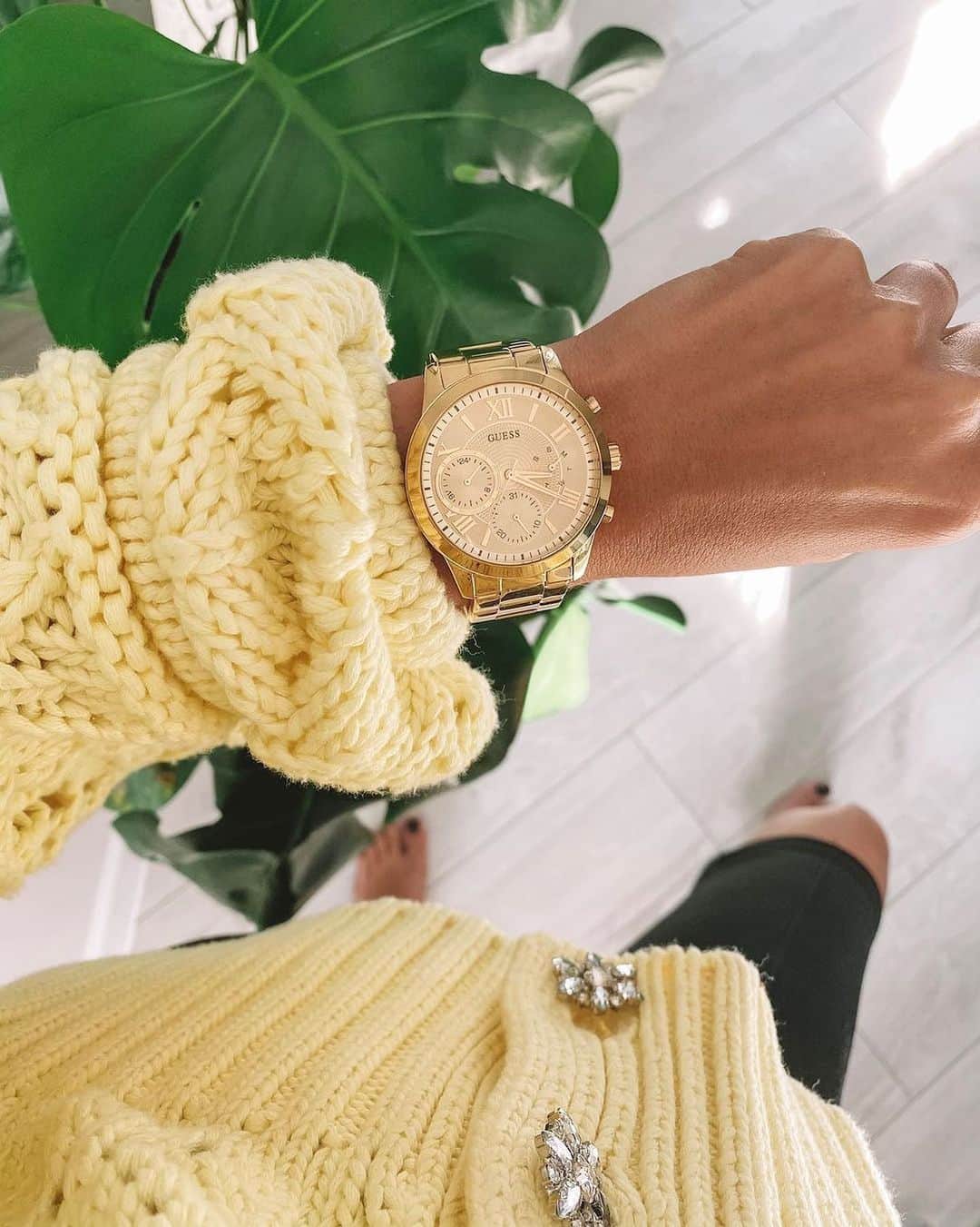 ゲスのインスタグラム：「check it off your wish list with our black friday preview ✔️💛 link in bio to shop #GiftMeGUESS #GUESSWatches #BlackFriday (📸: @staviarzove)」