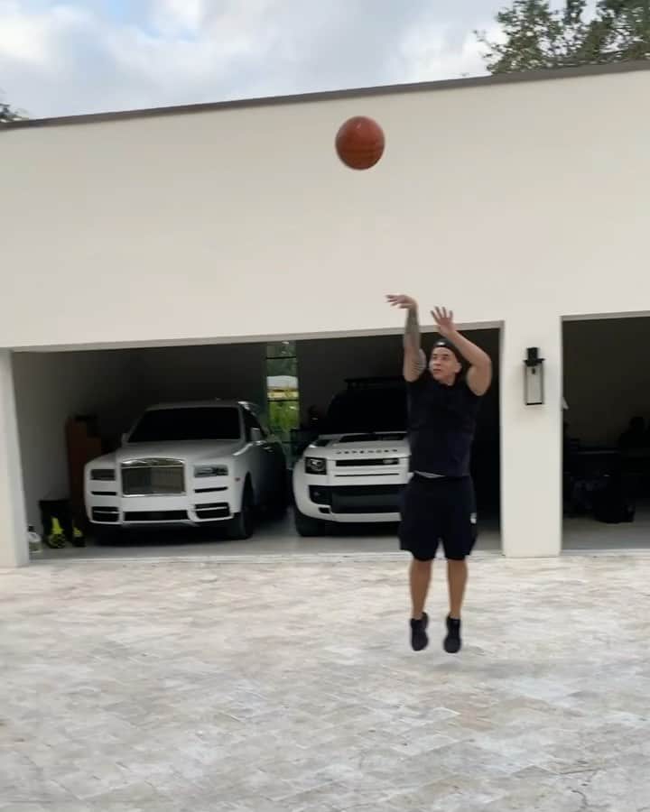 ダディー・ヤンキーのインスタグラム：「El Pana @pinarecords1 me retó y se fue panty. “Airball” 🏀 😂」