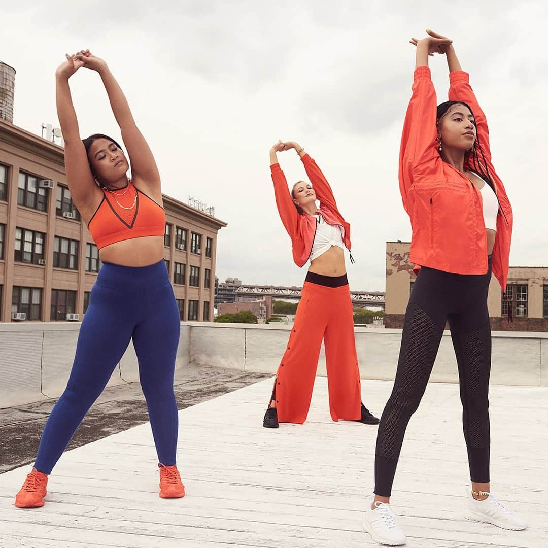 adidas Womenさんのインスタグラム写真 - (adidas WomenInstagram)「Introducing adidas x @karliekloss, an athletic collection to support your ambitions in life.​  ​❤️ At the heart of this collection is supermodel and entrepreneur Karlie Kloss, who’s a firm believer in the connection between working out and progress in other aspects of her life, especially in her work empowering young women in innovation and tech. Featured in the collection are two Kode with Klossy Alumni, Elysha (@elyshagabs)​ and Alexis (@alexisdenisew).​  ​👉 Swipe to explore ​  Dropping December 1 on adidas.com and in the adidas App​  ​☑️ FAST FACT: Kode With Klossy (@kodewithklossy) is a free coding program for girls aged 13-18, founded by Karlie Kloss as part of her commitment to mentoring young women in tech.​」11月21日 2時49分 - adidaswomen