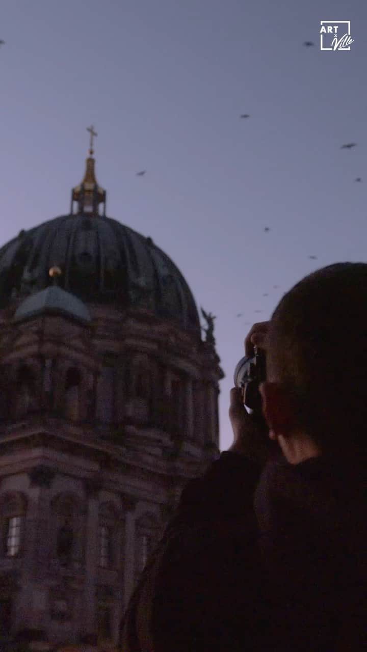 Thomas Kakarekoのインスタグラム：「Spent a whole day chasing Berlin’s autumn light with @artxville and showed them some of my favorite photo spots. Now I’m really excited to share the full video from that day and announce our camera giveaway. Check out @artxville for all info on how to participate and win 1 of 4 Sony Cameras.  #ARTxVILLE #KreiereDeineStadt #AxVContest」