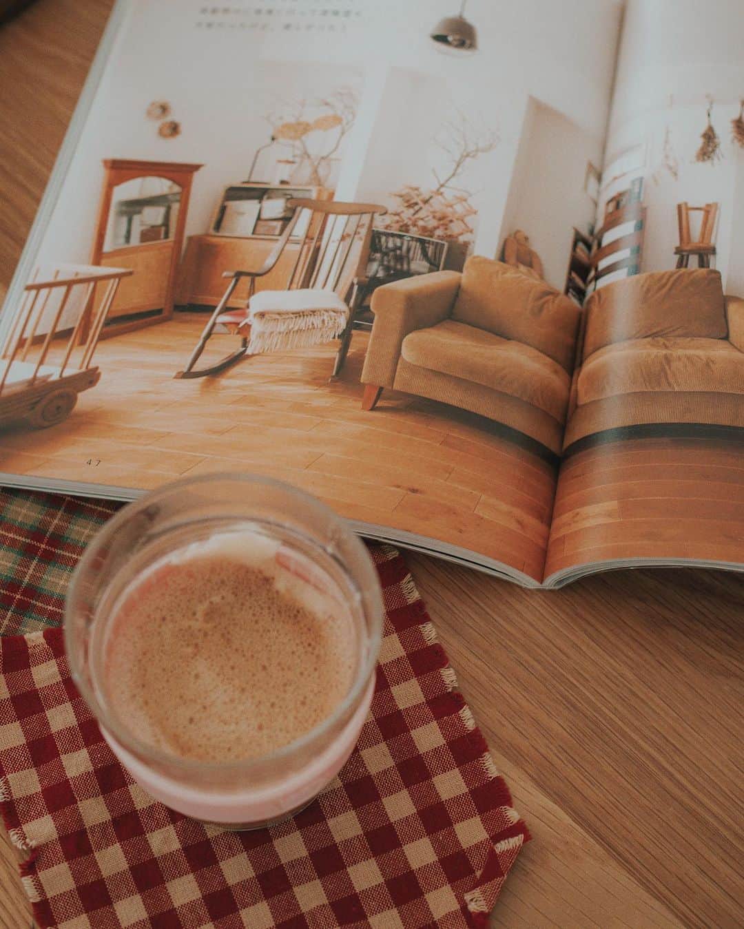 W E Y L I Eのインスタグラム：「I love finding home, fashion, and beauty inspo from Asian magazines. I’ve always thought the styles spoke to me more and I love the use of neutrals 🤎 I find my favorite magazines from @kinokuniyausa in Little Tokyo.」