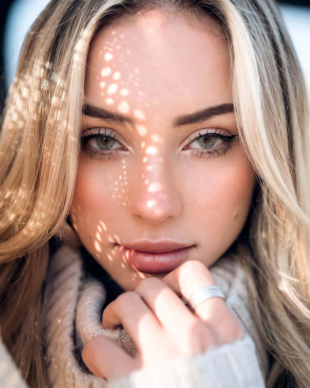 チャーリー・ジョーダンのインスタグラム：「What’s your dream eye color? Mine was always Grey 👁  Some more incredible shots from our 3 Photographers v 1 Model shoot! Love the different styles 💕 peep their tik toks or my igtv for the full video! Outfits from @revolve」