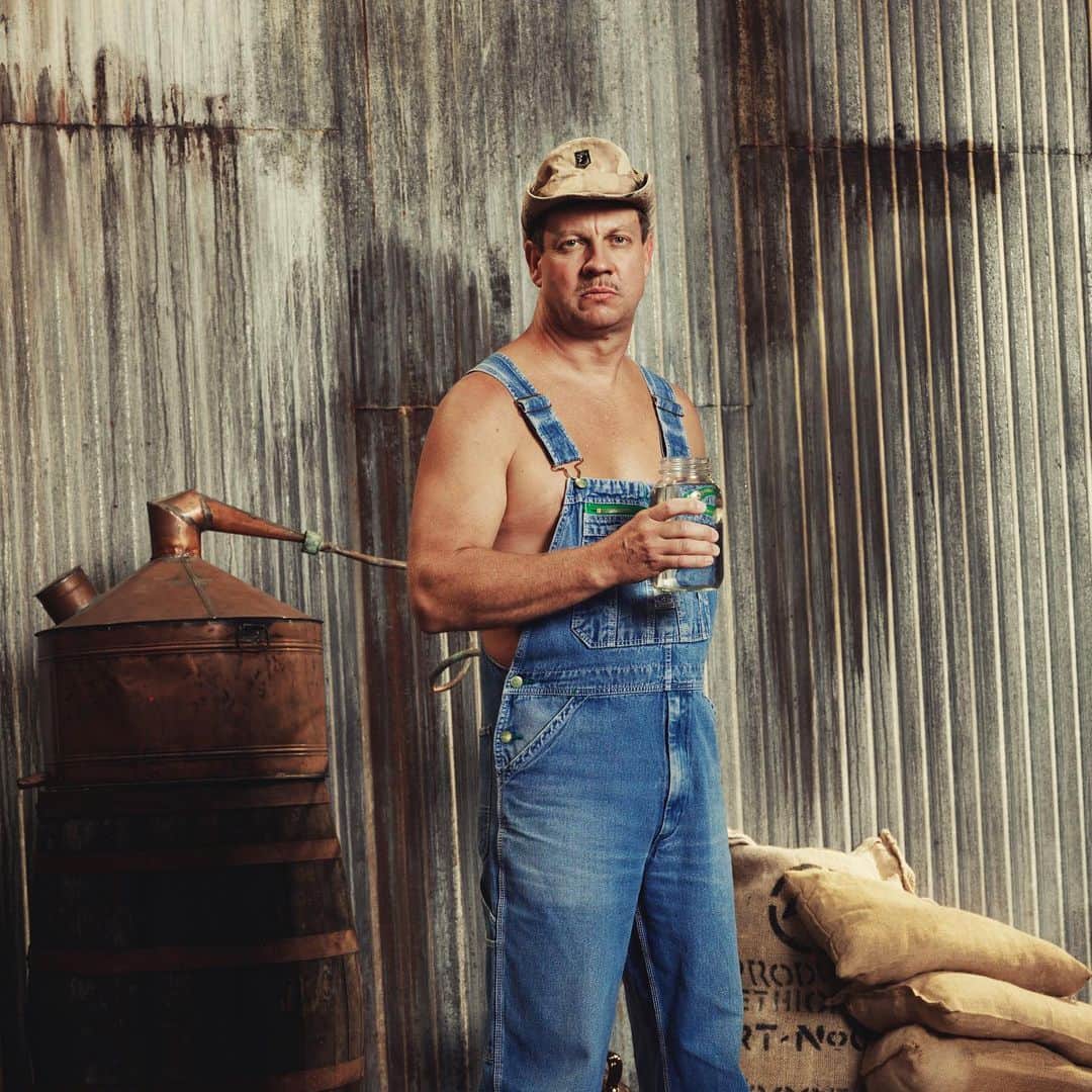 Discoveryさんのインスタグラム写真 - (DiscoveryInstagram)「In honor of the new season of #moonshiners, we are going on a virtual field trip to @belmontfarmdistillery! Follow Instagram Stories as @tim.smith.spirits takes us behind the scenes of his distillery and gives us an inside look at how he makes his spirits! You can see more of him this Tuesday at 8p when Moonshiners returns with new episodes. #fridayfieldtrip」11月21日 3時00分 - discovery
