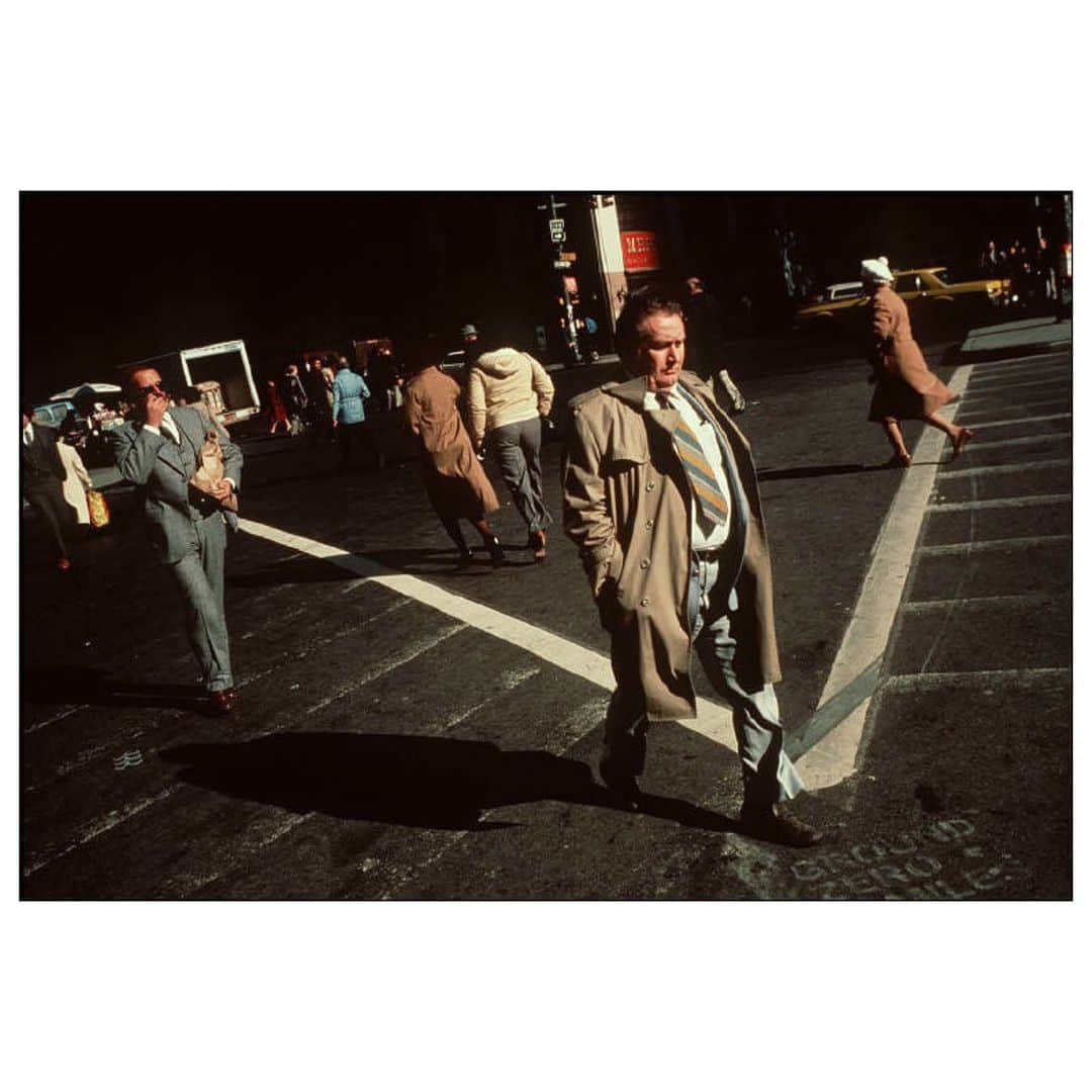 Magnum Photosさんのインスタグラム写真 - (Magnum PhotosInstagram)「"[Trench coats are] a no-nonsense sort of garment: elegantly enfolding commuters (it sits easily over a suit), cladding ingénues and sturdy old women alike, as fitting on a photographer as a showy socialite or a football spectator attempting to ward off the chill."⁠ .⁠ As winter settles upon us, fashion writer Rosalind Jana, reflects on the trench coat. Jana has previously reflected on the symbolism and allure of high heels, the evolution of denim, and the luxury and utility of gloves.⁠ .⁠ Read more about the history of the trench and its depiction through the work of Magnum photographers at the link in bio.⁠ .⁠ PHOTO:  Downtown. Street scene. NYC. USA.⁠ .⁠ © @webb_norriswebb/#MagnumPhotos⁠ ⁠」11月21日 3時02分 - magnumphotos