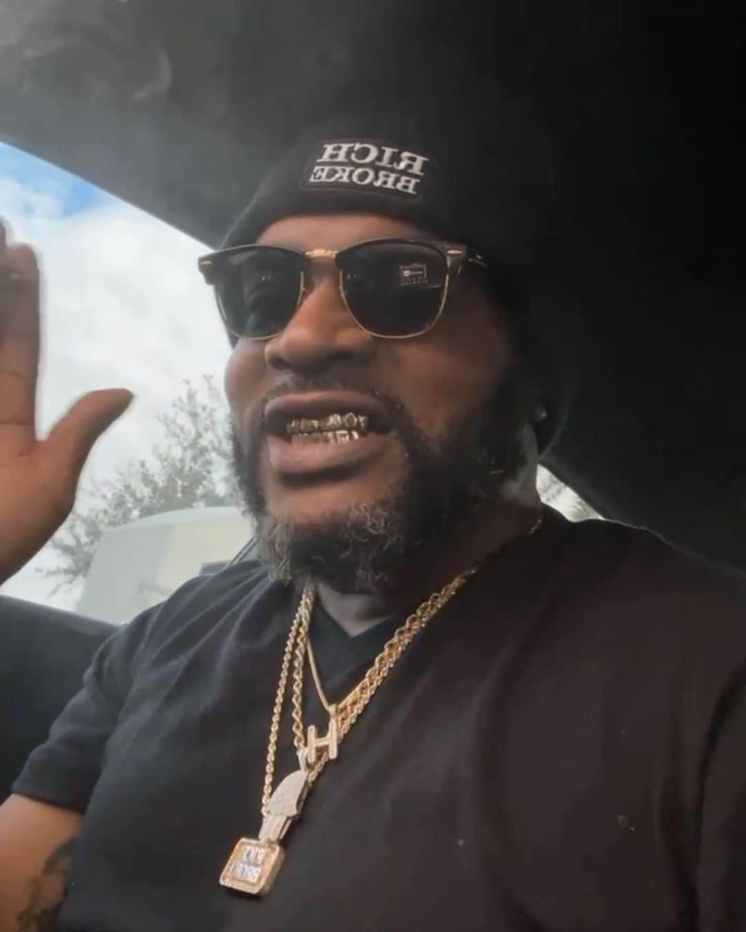リル・デュヴァルのインスタグラム：「Nigga stole my skull cap then wore it on his story like i don’t follow him smh. But if i call the police im 69 😒 #myfriendsaintshit」