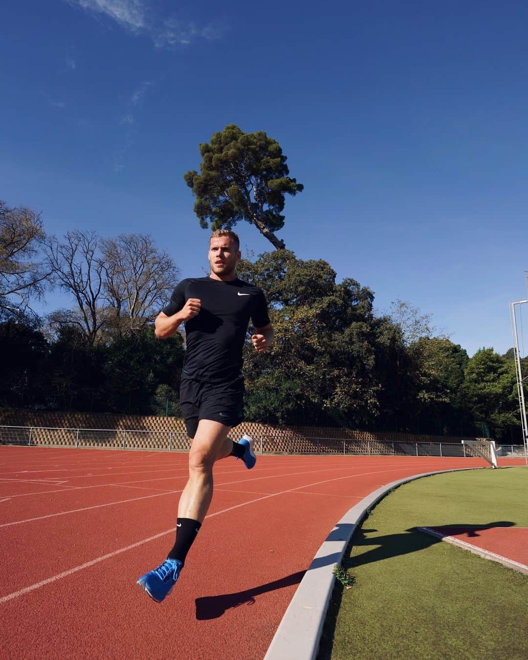 ケビン・マイヤーのインスタグラム：「3 x 4 x 300m 💀  @nikerunning」
