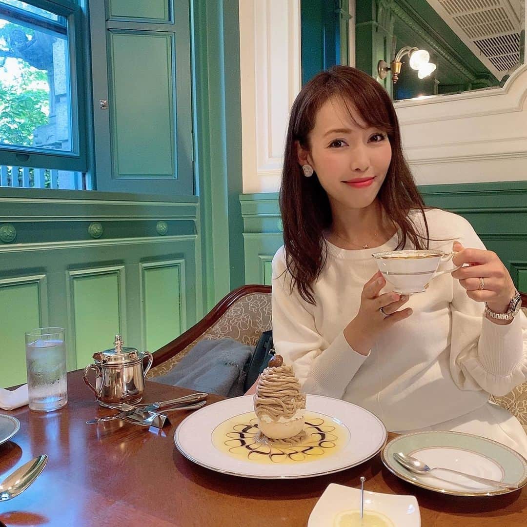 澤野井香里のインスタグラム：「#長楽館 で#モンブラン 🌰のティータイム♪﻿ 生演奏🎹が流れて、ゆっくり癒されるステキな時間＾＾﻿ ﻿ 先日、 @careumeda で @toku.18 にヘアメンテナンスして頂いて、ベージュブラウンの髪もセットしやすくて扱いやすくなった♡﻿ カラーで汚れるといけないからと、詐術前に新しいマスクも😷もらえたり、ドリンク常に気にしてくださったりほんとにいつも心地良いサービスで😌 ありがとうございました💕  #CARE梅田 @careumeda  @care_salon ﻿ アーバンテラス茶屋町B-4﻿ ☎︎0663720116﻿ ﻿ #ks_20✨ #ks_beauty✨﻿ #careumeda #hairsalon #ks_kyoto✨ #京都　#長楽館　#長楽館カフェ #京都カフェ　#カフェめぐり　#大阪 #梅田 #ケア #CARE梅田 #大阪美容室 #梅田美容」