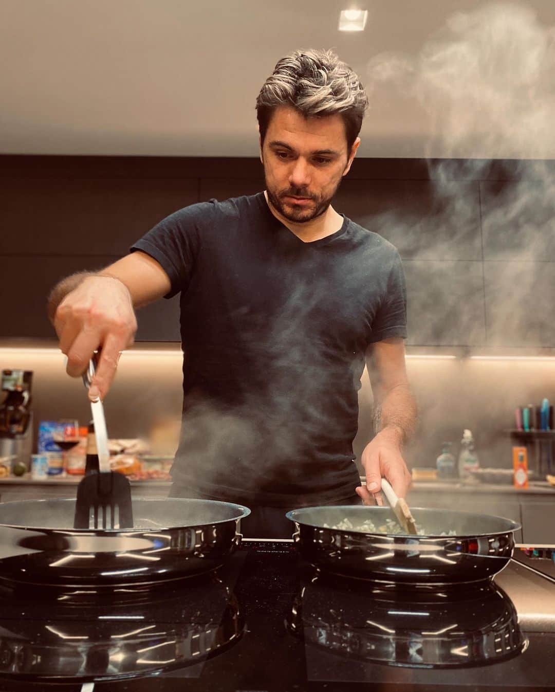 スタニスラス・ワウリンカさんのインスタグラム写真 - (スタニスラス・ワウリンカInstagram)「Dinner is better when we eat together 👨🏻‍🍳🍅🍗🍷🌔🖤 #food #focus #enjoy #love #chefstan #fattystan」11月21日 3時04分 - stanwawrinka85