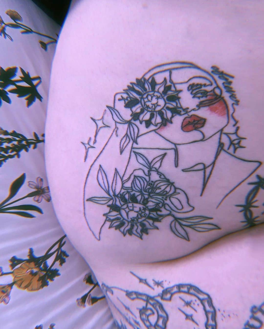 テス・ホリデーのインスタグラム：「Happy Birthday @mamacax 🌻 I celebrated your birthday the only way I knew how, drinking champagne with @girlknewyork & crying as we shared our stories about how much we miss you. We also laughed a bunch because we knew that you were watching us cry with that smirk of yours thinking “you two need to get it together!” & then laughing with us. It’s been nearly one year since you left us on earth, but I see & feel you everywhere. Your beauty inside & out is timeless & continues to live on & inspire me in so many ways. I miss you beyond measure, & I’m finally blooming, thanks to you. 🌻🌻#mamacaxforever」