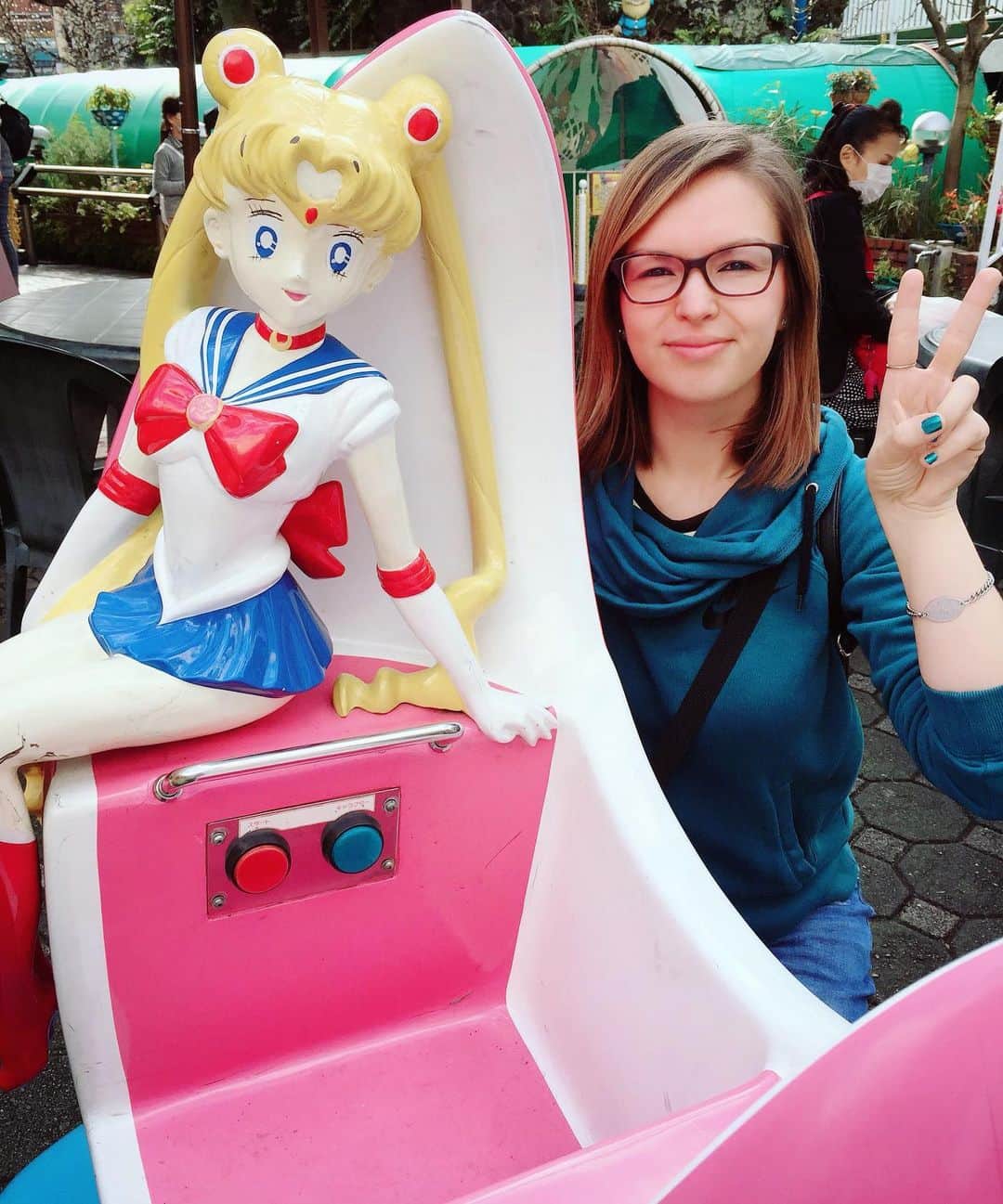 のインスタグラム：「✨🌙 My 2016 meet & greet with the Queen Sailor Moon at Hanayashiki Park in Tokyo Japan! She was so nice and let me pose with her for a pic! Hope to meet her again someday! 🌙✨  #sailormoon #セーラームーン #japan #travel #tokyo」