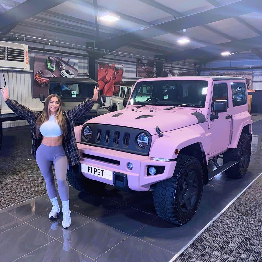 ホーリー・ヘイガンのインスタグラム：「If only we were in Malibu 🌴💕 I’ve followed @chelseatruckco for years obsessing over their jeep wranglers and finally have been able to get my hands on this baby for a little while 🥰 I’m living my childhood barbie fantasy with this✨ Tag someone who needs this car 👀💕」