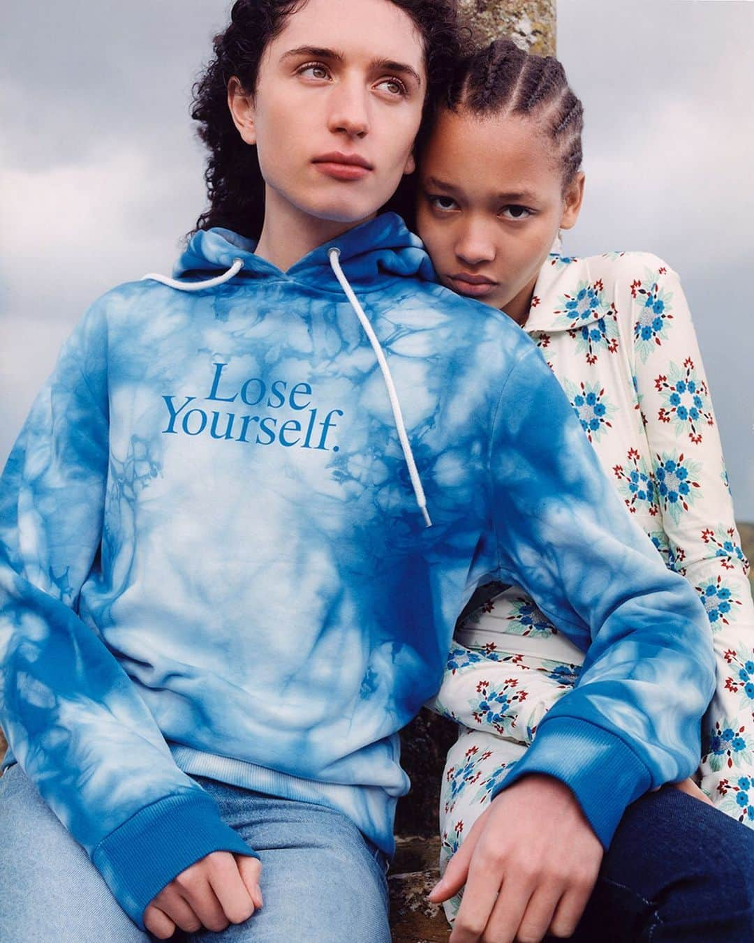 パコラバンヌさんのインスタグラム写真 - (パコラバンヌInstagram)「HOPEFUL CONVERSATIONS. Blue tie-dye hoodie from «lose Yourself» capsule collection by #PacoRabanne. Discover it online and in stores. @Juliendossena #PeterSaville.」11月21日 3時07分 - rabanne