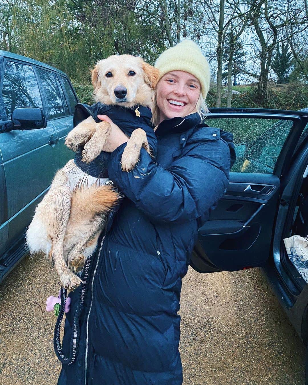 Estée Lalondeのインスタグラム：「I think a bath is in order 🛁 💛 @doggonamedeffie」