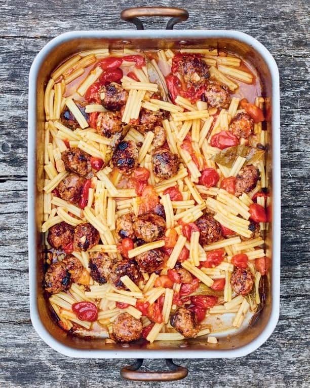 ジェイミー・オリヴァーさんのインスタグラム写真 - (ジェイミー・オリヴァーInstagram)「One of my favourites! A pasta dish that you just never forget. With mini meatballs and a baked cherry tomato sauce, you've got to try this over the weekend. P96 in #JamieCooksItaly...enjoy!」11月21日 3時10分 - jamieoliver