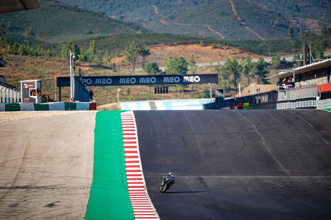 YamahaMotoGPさんのインスタグラム写真 - (YamahaMotoGPInstagram)「Moving up and down, side to side, like a roller coaster 🎶   #MonsterYamaha  #MotoGP  #PortugueseGP」11月21日 3時13分 - yamahamotogp